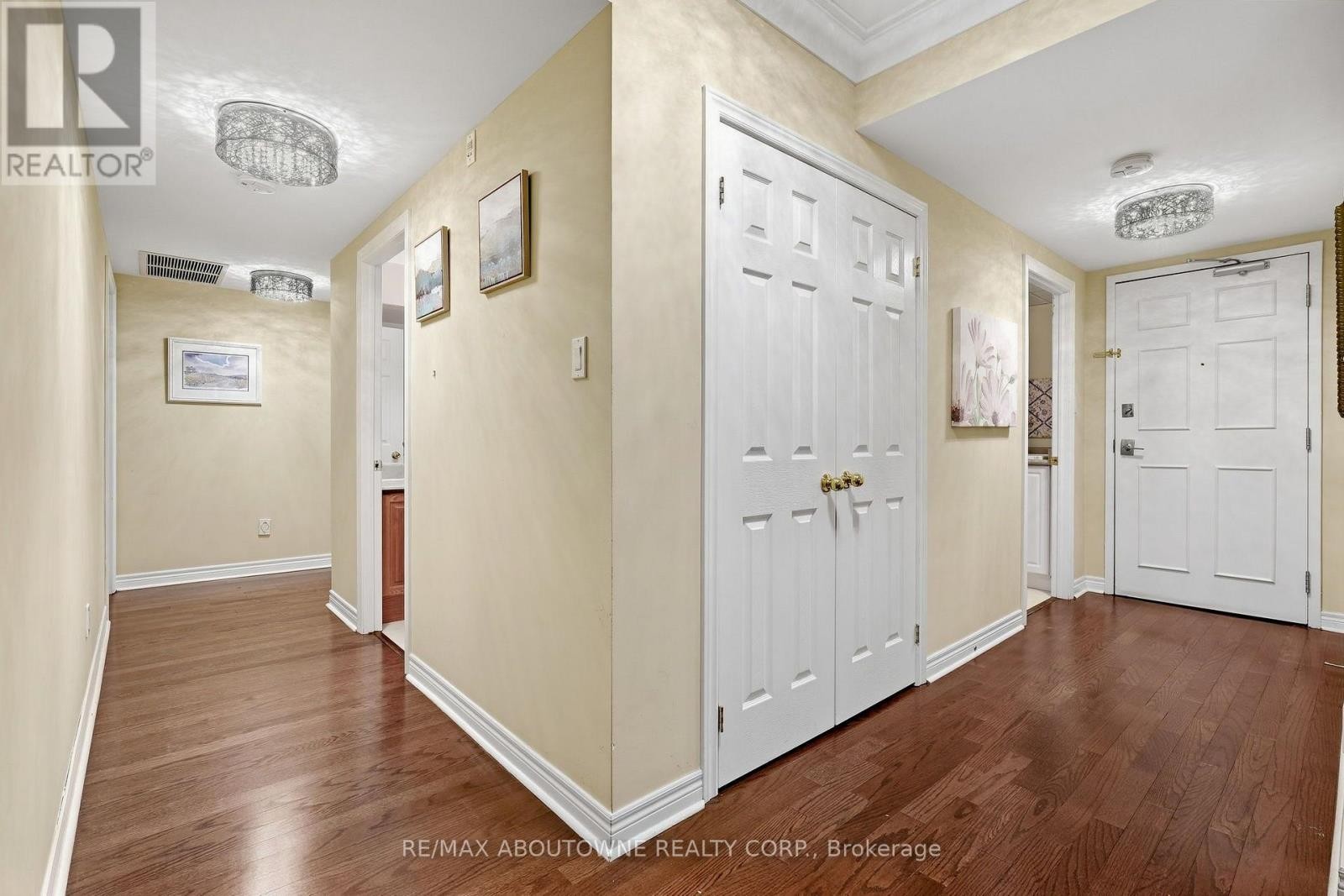 












301 - 390 UPPER MIDDLE ROAD

,
Oakville (FA Falgarwood),




Ontario
L6H0A5

