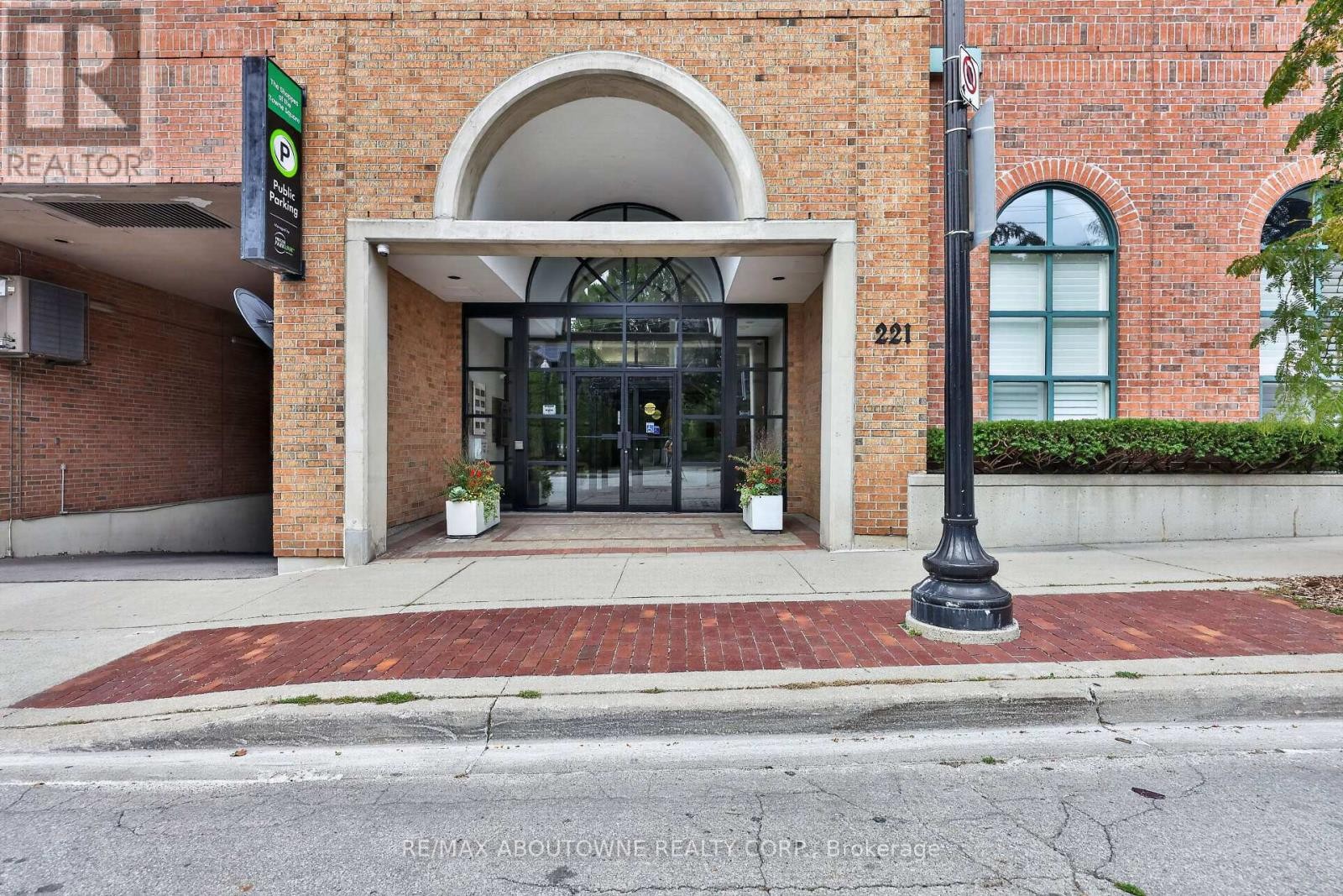 












211 - 221 ROBINSON STREET

,
Oakville (OO Old Oakville),




Ontario
L6J7N9

