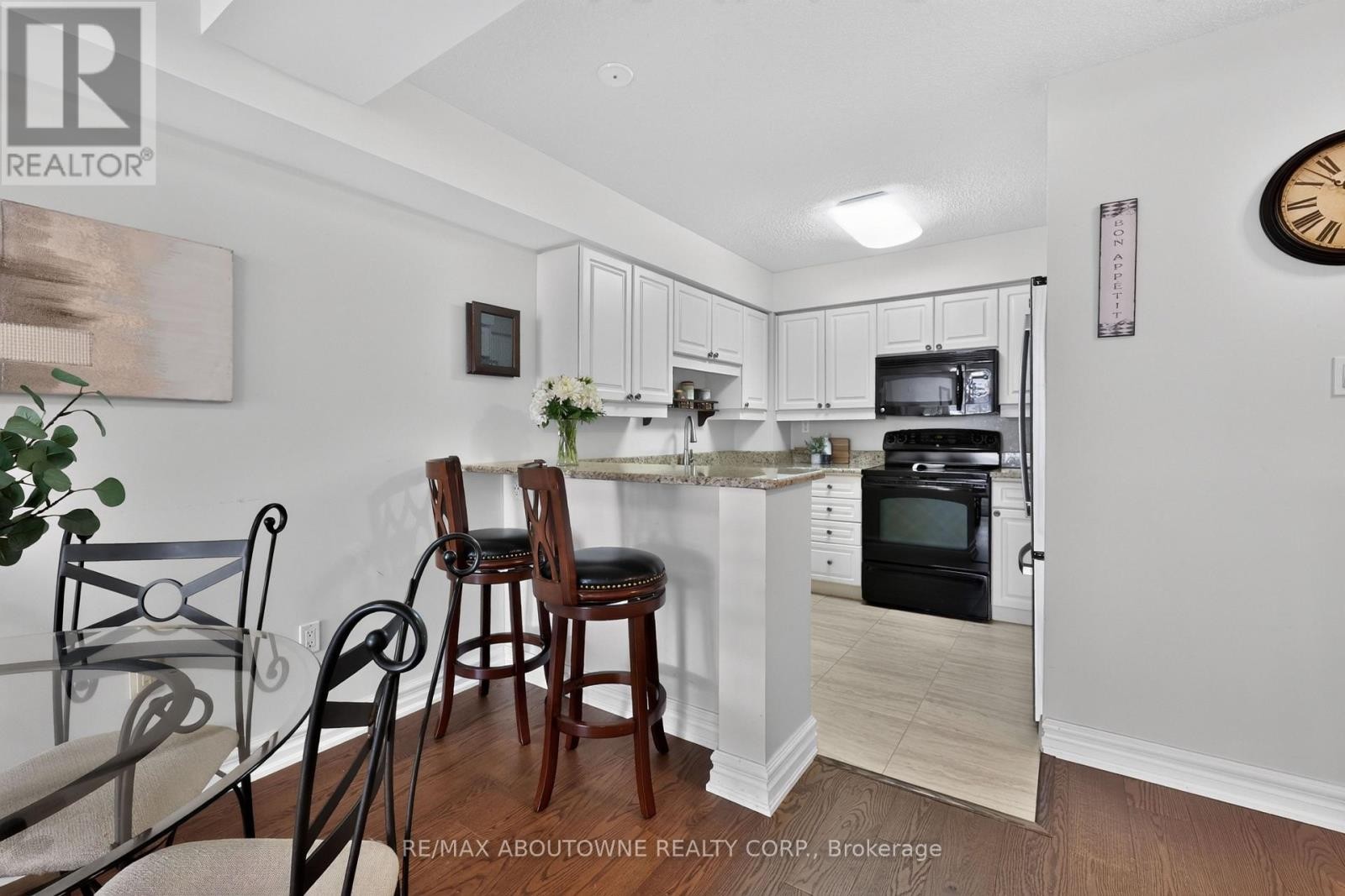 












211 - 221 ROBINSON STREET

,
Oakville (OO Old Oakville),




Ontario
L6J7N9

