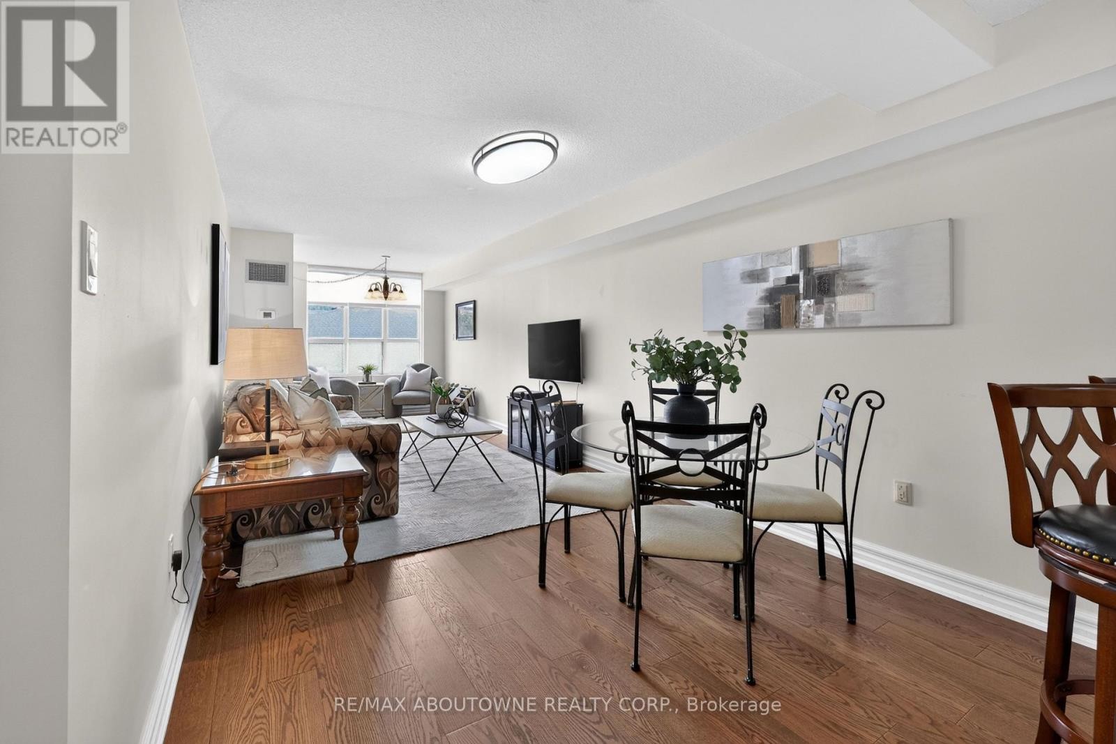 












211 - 221 ROBINSON STREET

,
Oakville (OO Old Oakville),




Ontario
L6J7N9

