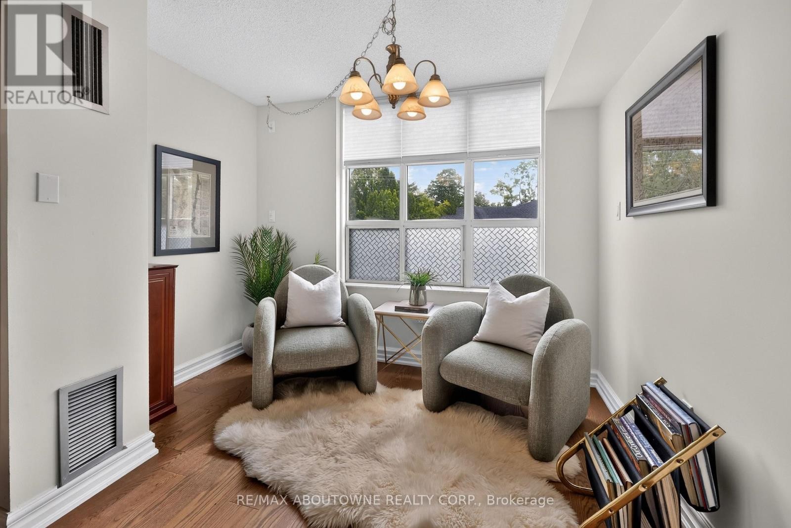












211 - 221 ROBINSON STREET

,
Oakville (OO Old Oakville),




Ontario
L6J7N9

