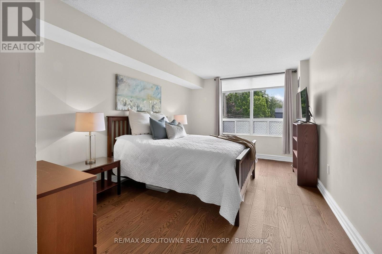 












211 - 221 ROBINSON STREET

,
Oakville (OO Old Oakville),




Ontario
L6J7N9

