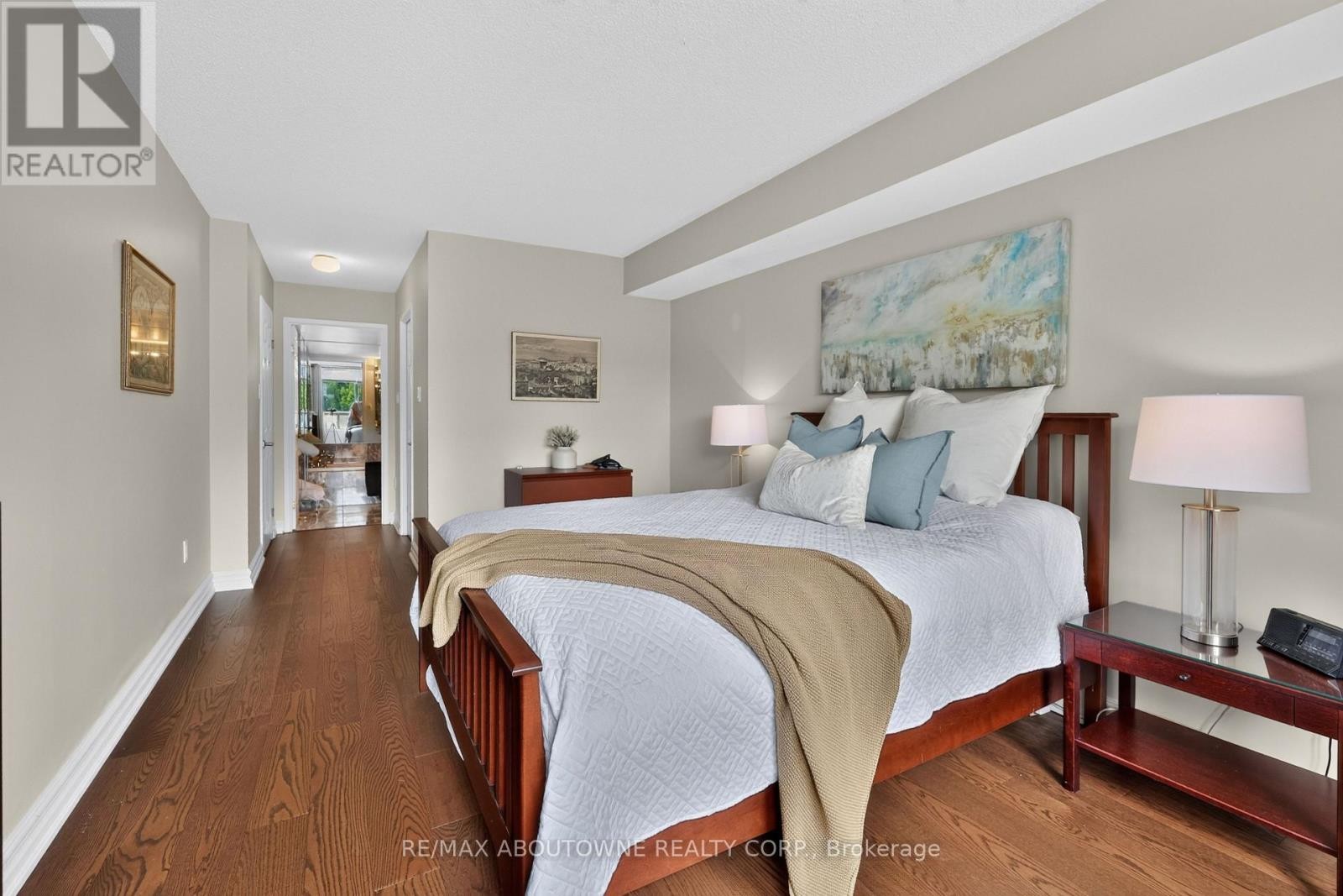 












211 - 221 ROBINSON STREET

,
Oakville (OO Old Oakville),




Ontario
L6J7N9

