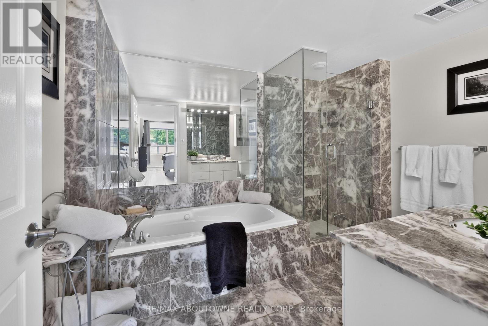 












211 - 221 ROBINSON STREET

,
Oakville (OO Old Oakville),




Ontario
L6J7N9

