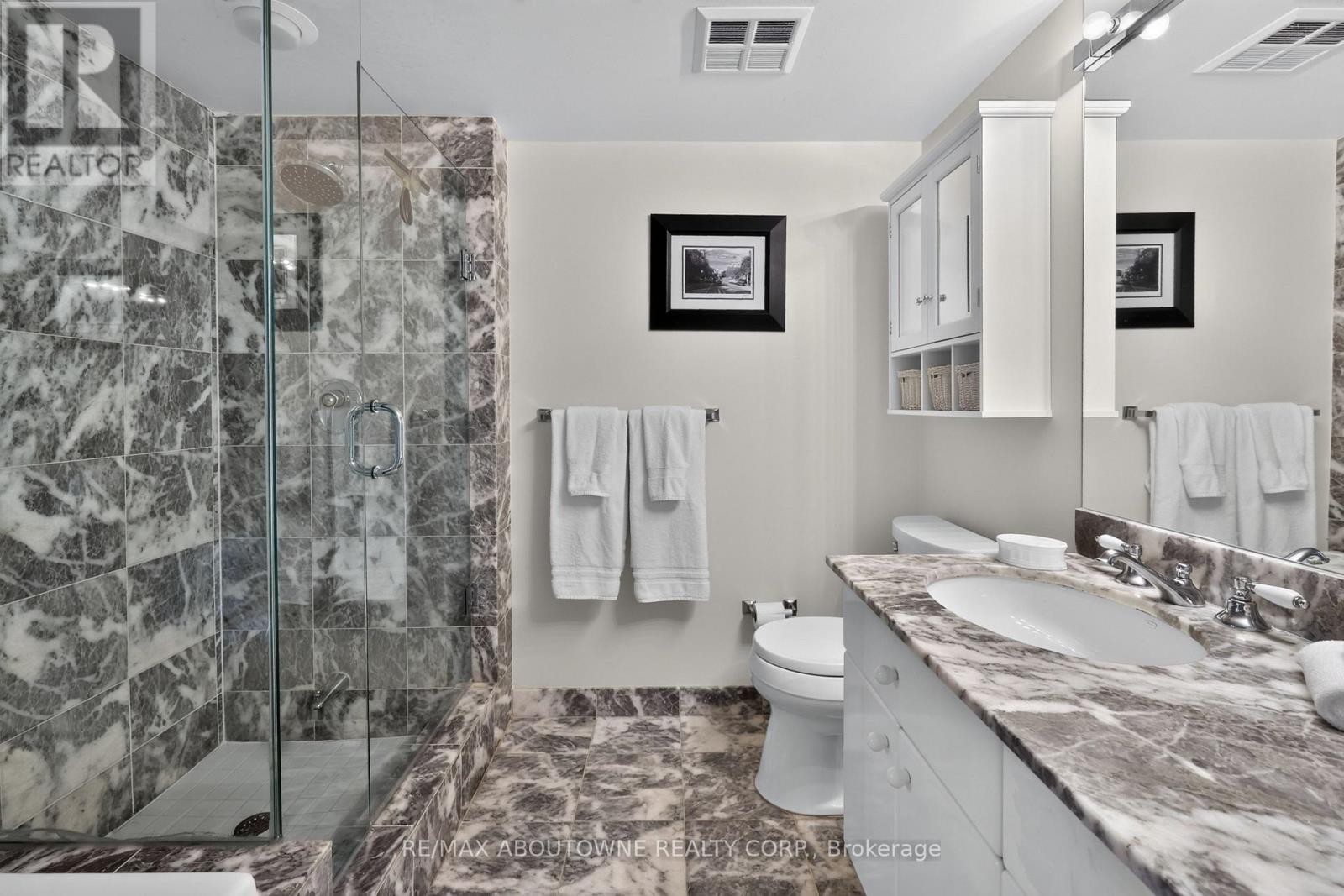 












211 - 221 ROBINSON STREET

,
Oakville (OO Old Oakville),




Ontario
L6J7N9

