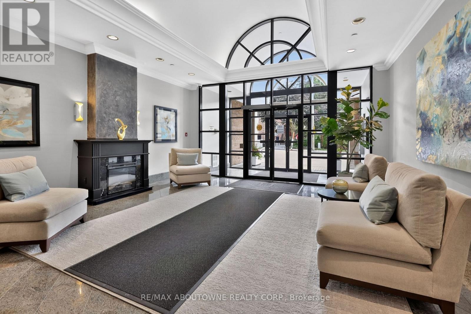 












211 - 221 ROBINSON STREET

,
Oakville (OO Old Oakville),




Ontario
L6J7N9

