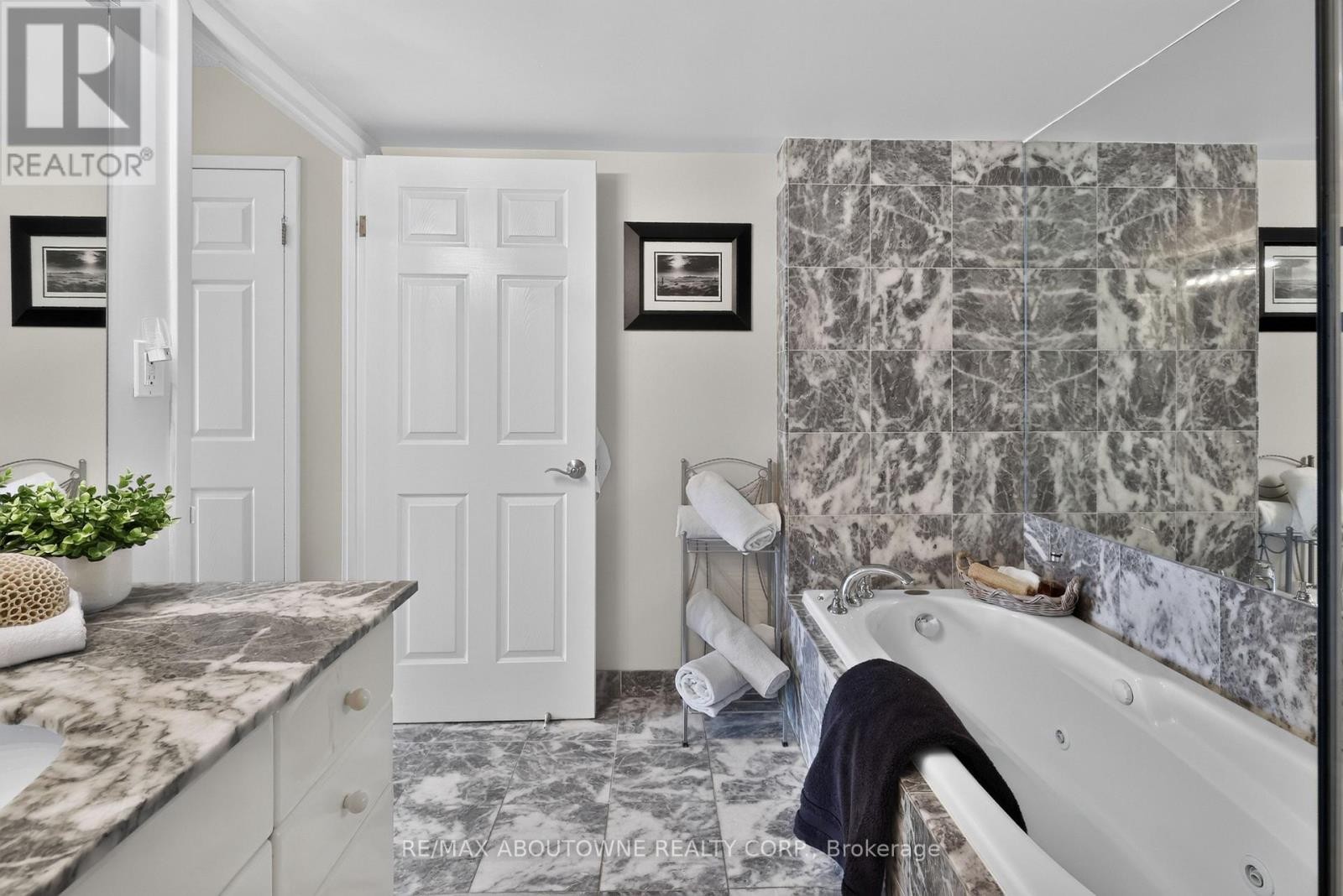












211 - 221 ROBINSON STREET

,
Oakville (OO Old Oakville),




Ontario
L6J7N9

