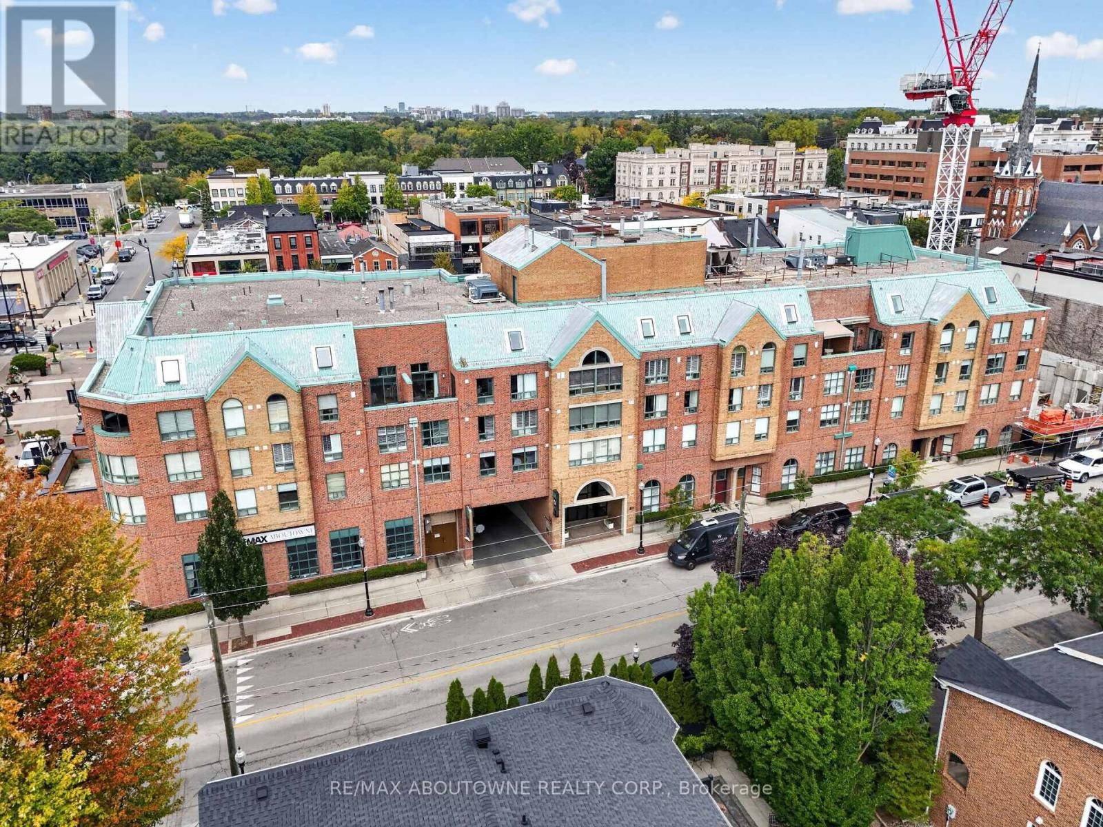 












211 - 221 ROBINSON STREET

,
Oakville (OO Old Oakville),




Ontario
L6J7N9

