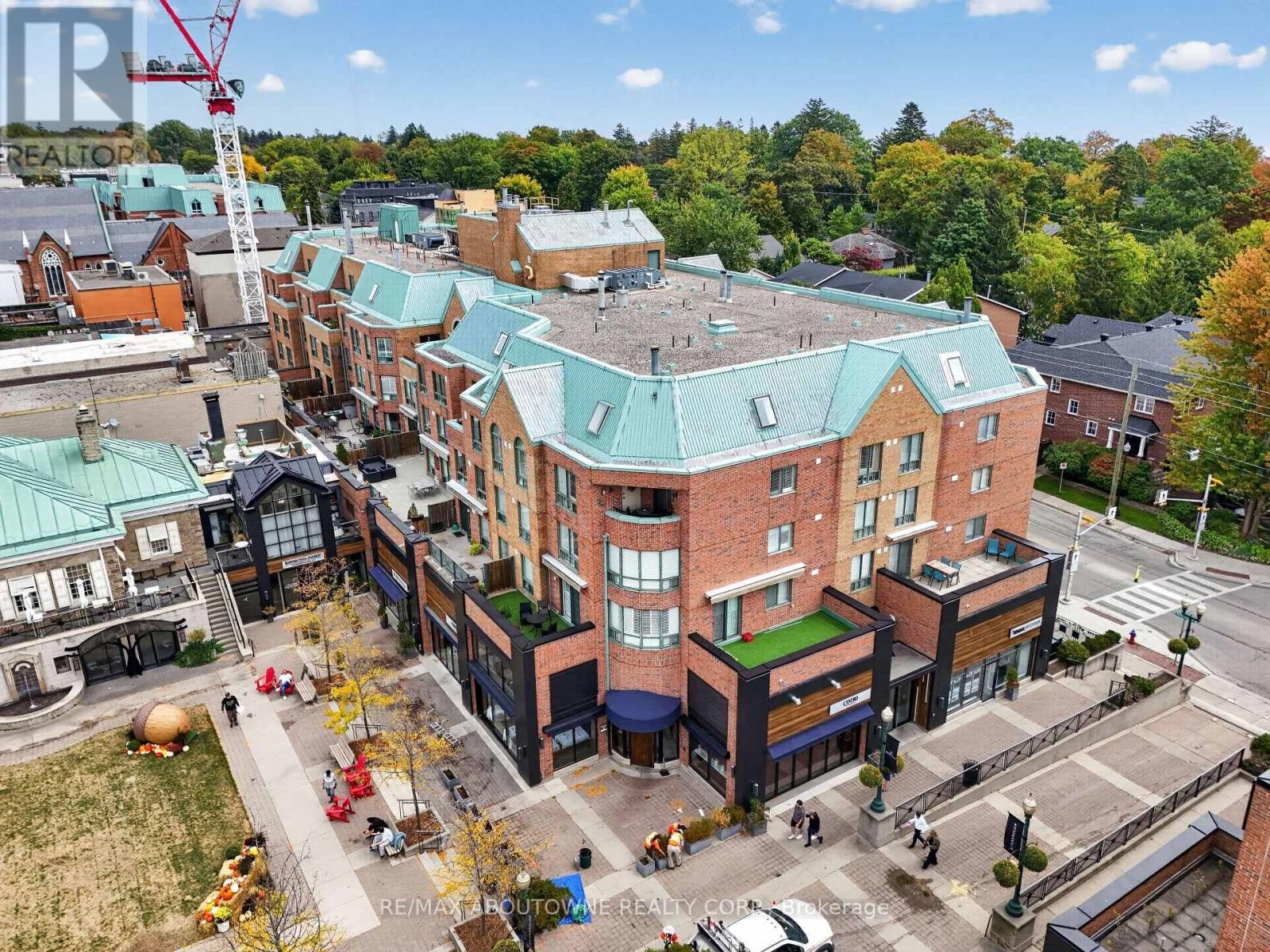 












211 - 221 ROBINSON STREET

,
Oakville (OO Old Oakville),




Ontario
L6J7N9

