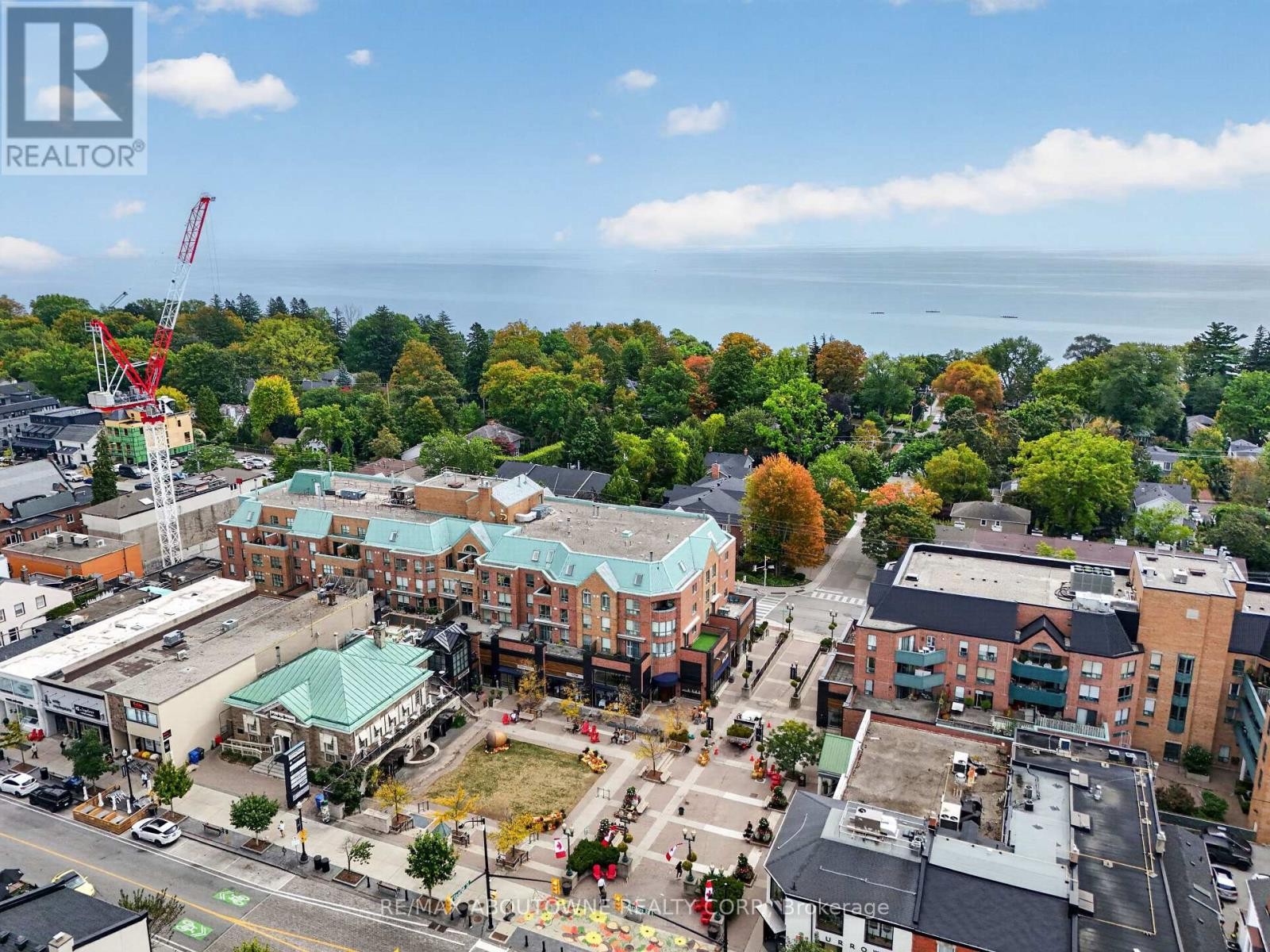 












211 - 221 ROBINSON STREET

,
Oakville (OO Old Oakville),




Ontario
L6J7N9

