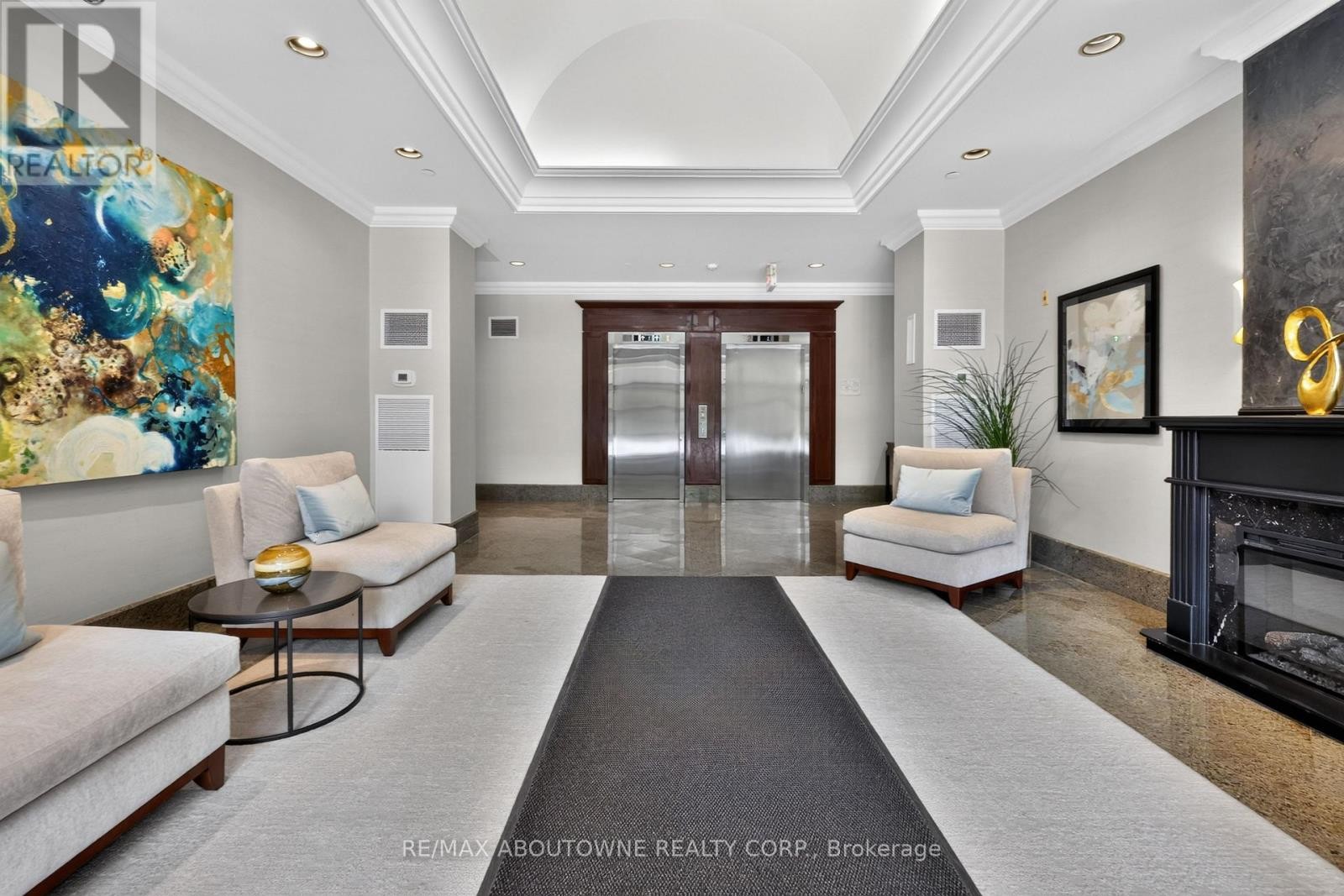 












211 - 221 ROBINSON STREET

,
Oakville (OO Old Oakville),




Ontario
L6J7N9

