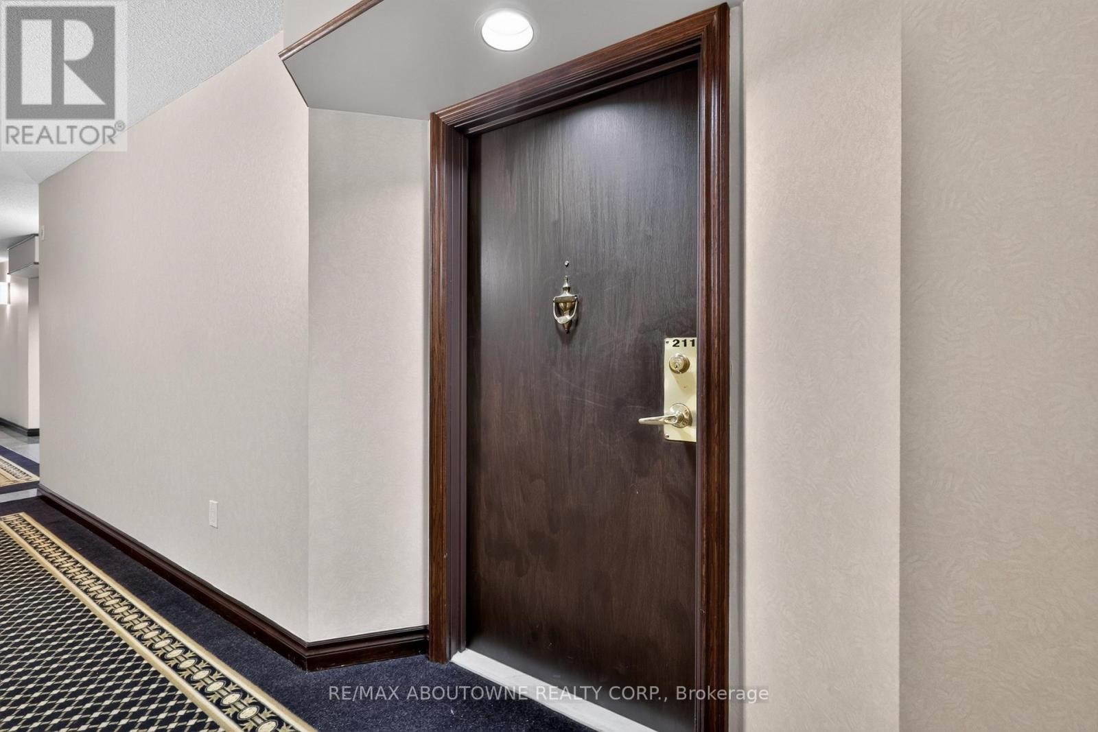 












211 - 221 ROBINSON STREET

,
Oakville (OO Old Oakville),




Ontario
L6J7N9

