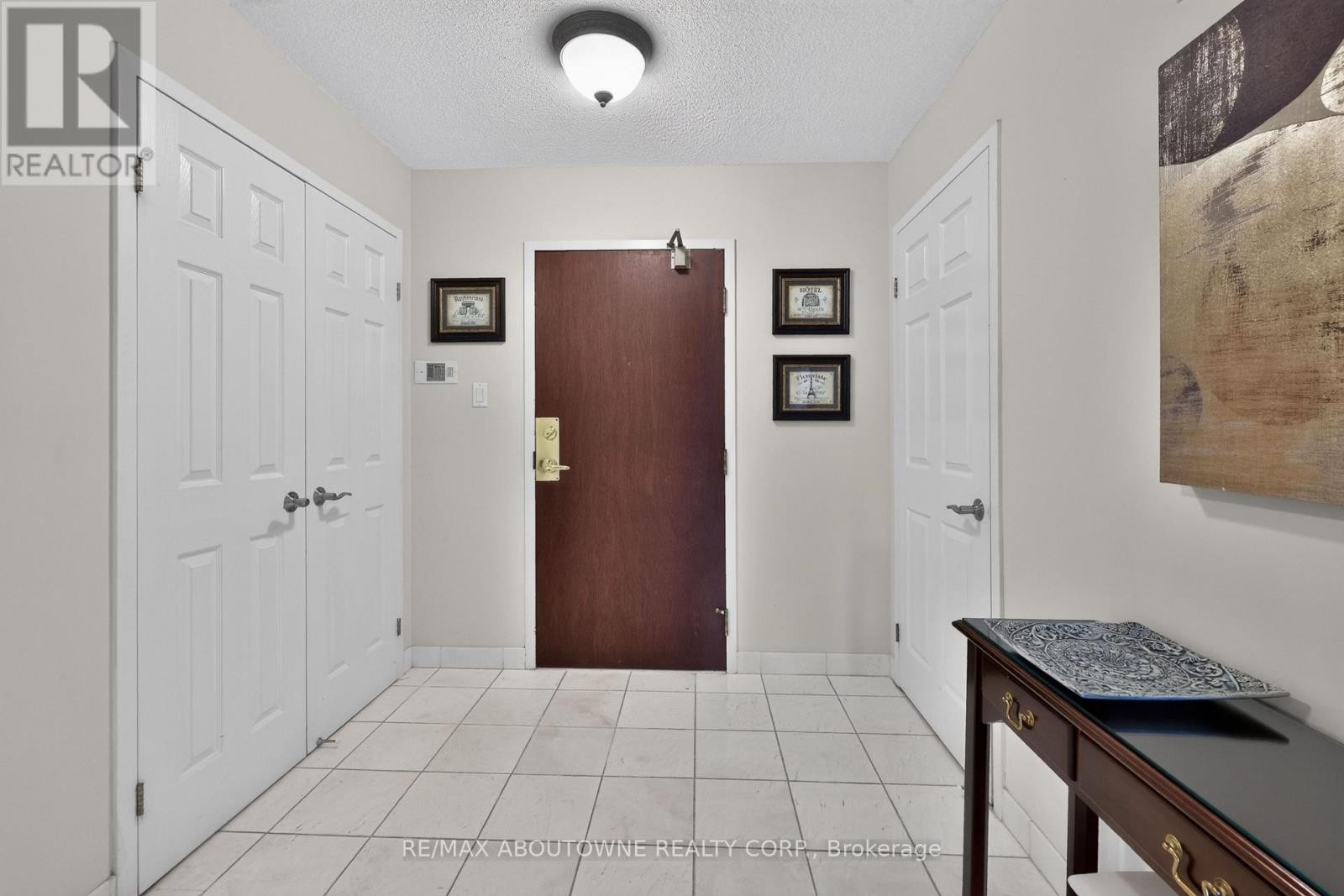 












211 - 221 ROBINSON STREET

,
Oakville (OO Old Oakville),




Ontario
L6J7N9

