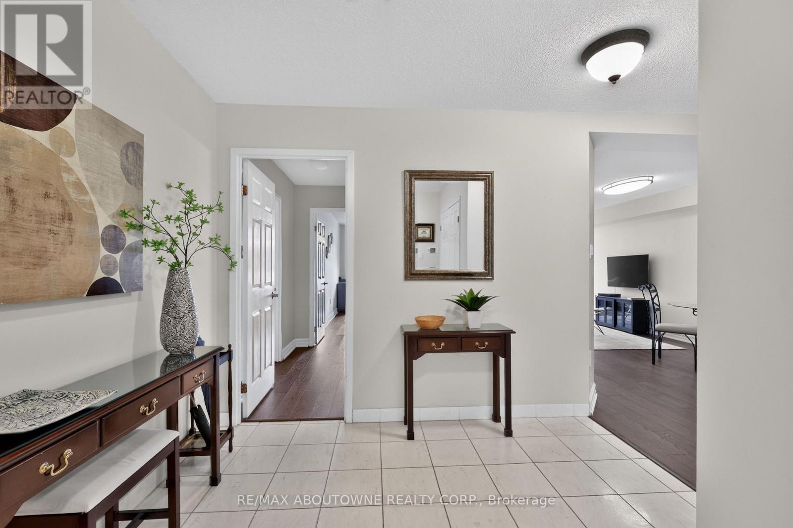 












211 - 221 ROBINSON STREET

,
Oakville (OO Old Oakville),




Ontario
L6J7N9

