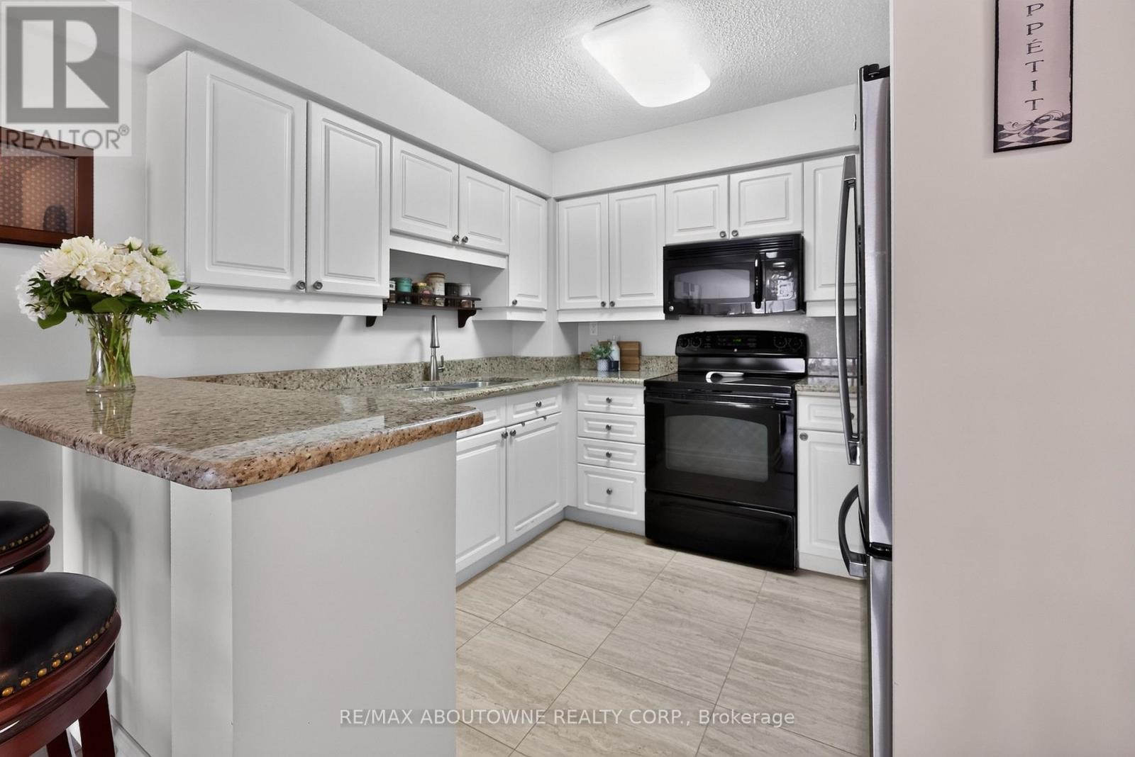












211 - 221 ROBINSON STREET

,
Oakville (OO Old Oakville),




Ontario
L6J7N9

