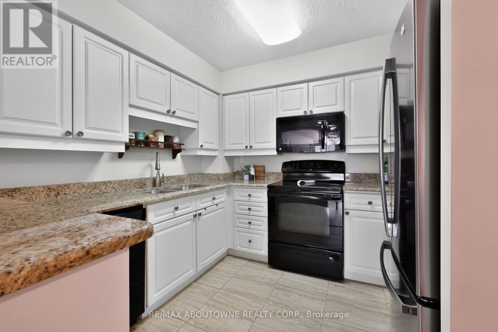 












211 - 221 ROBINSON STREET

,
Oakville (OO Old Oakville),




Ontario
L6J7N9

