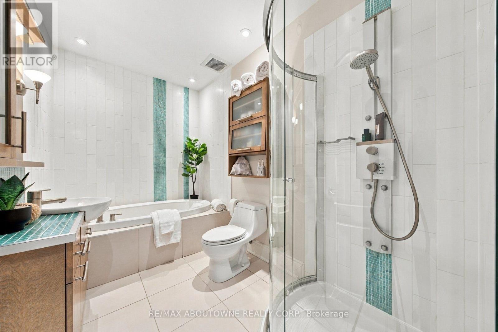 












426 TRAFALGAR ROAD

,
Oakville (OO Old Oakville),




Ontario
L6J3H7

