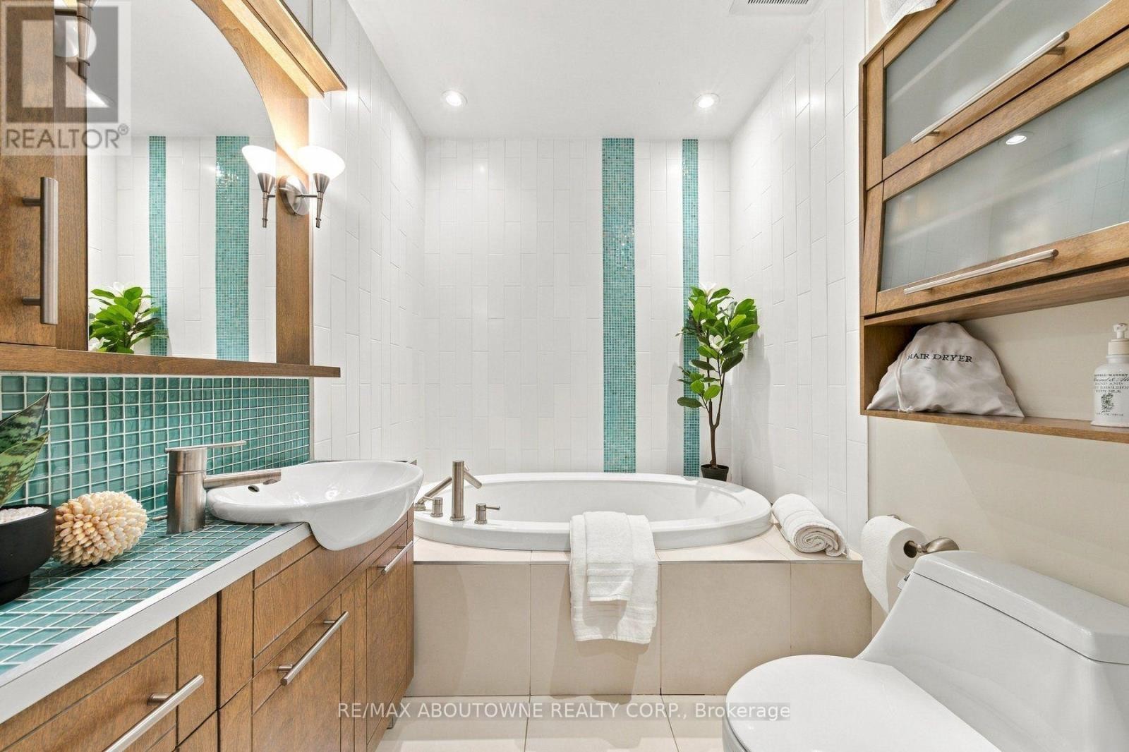 












426 TRAFALGAR ROAD

,
Oakville (OO Old Oakville),




Ontario
L6J3H7

