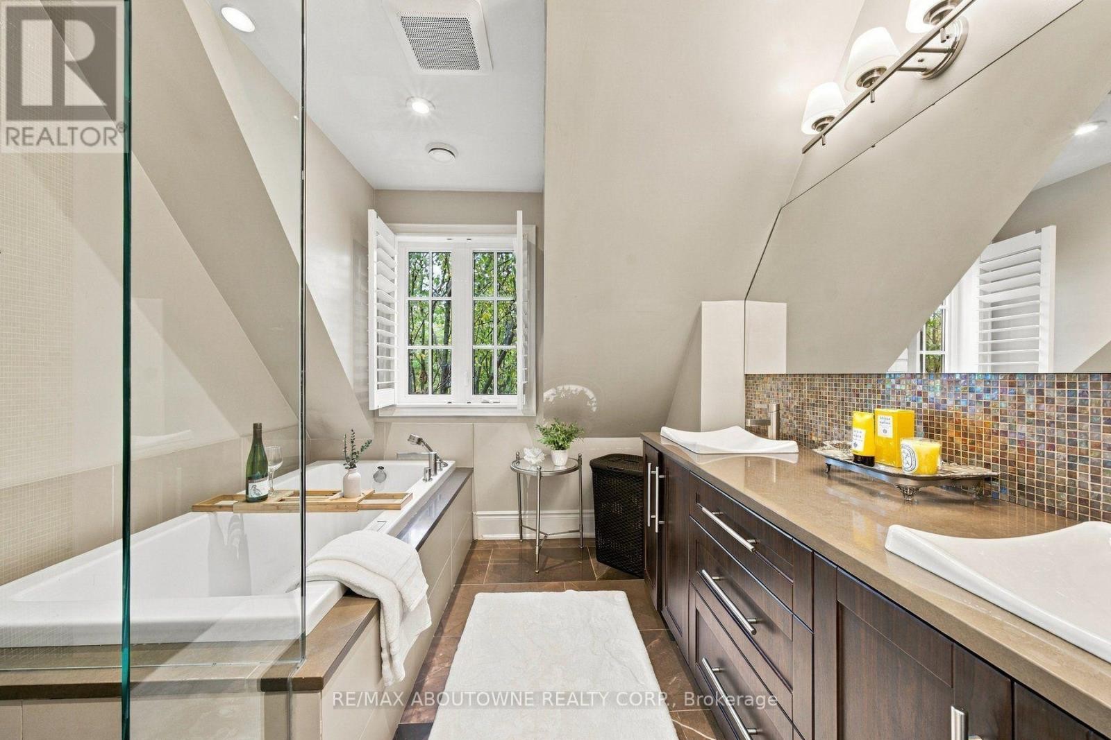 












426 TRAFALGAR ROAD

,
Oakville (OO Old Oakville),




Ontario
L6J3H7

