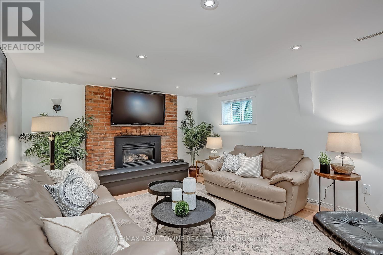 












173 ARICHAT ROAD

,
Oakville (FD Ford),




Ontario
L6J5N5

