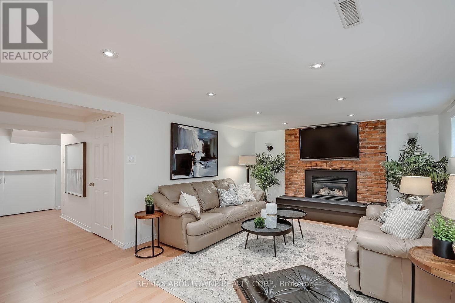 












173 ARICHAT ROAD

,
Oakville (FD Ford),




Ontario
L6J5N5

