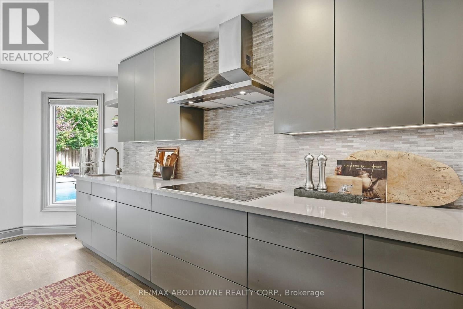 












2747 TEAK CRESCENT

,
Oakville (CV Clearview),




Ontario
L6J7M7

