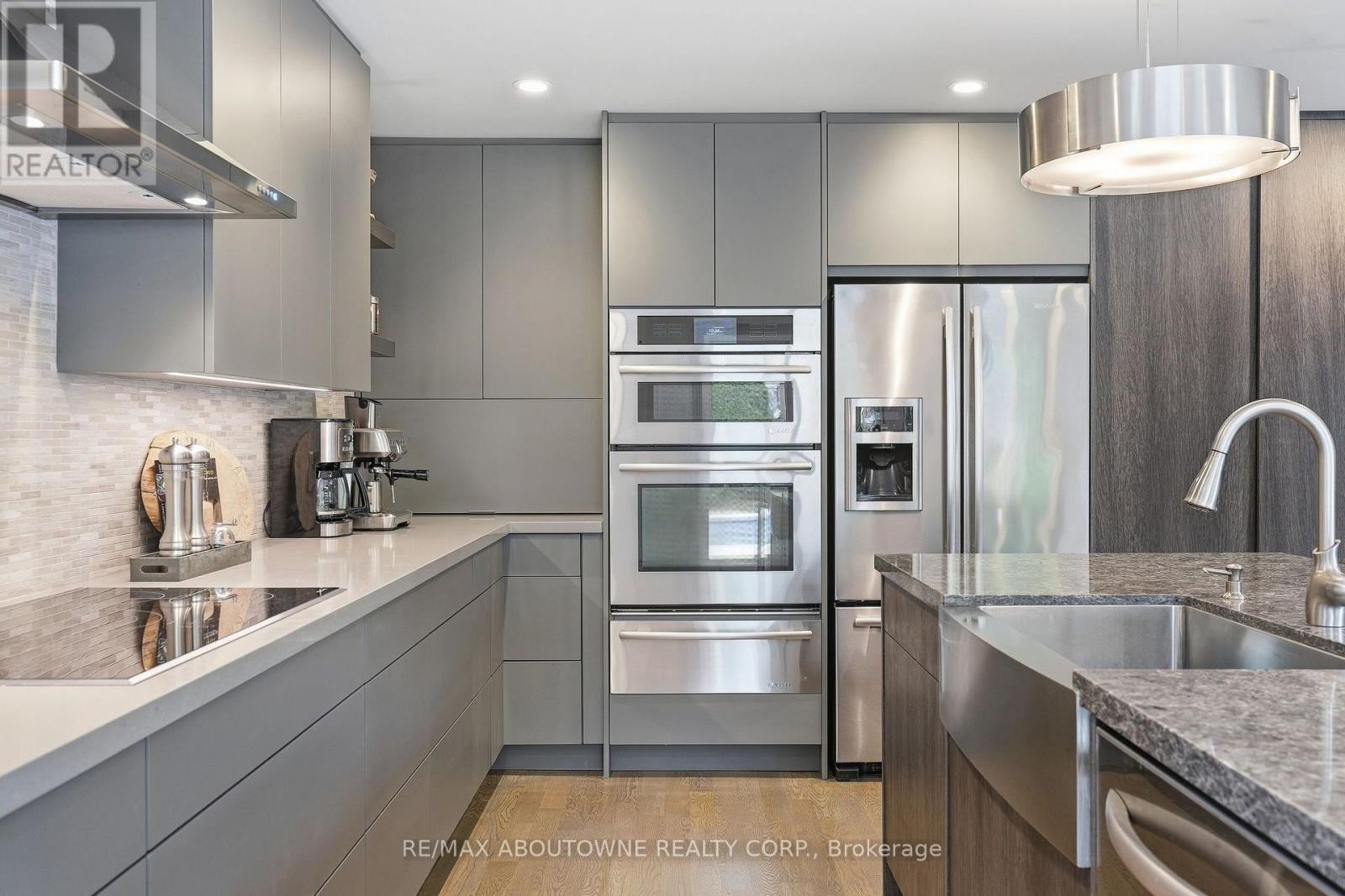 












2747 TEAK CRESCENT

,
Oakville (CV Clearview),




Ontario
L6J7M7


