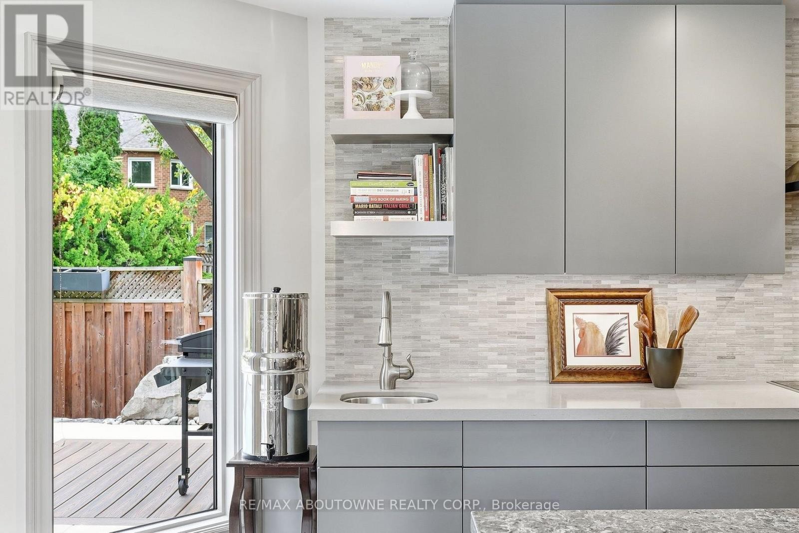












2747 TEAK CRESCENT

,
Oakville (CV Clearview),




Ontario
L6J7M7

