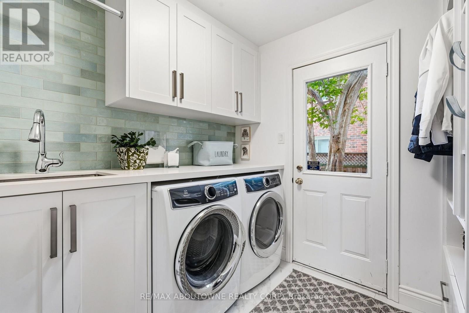 












2747 TEAK CRESCENT

,
Oakville (CV Clearview),




Ontario
L6J7M7


