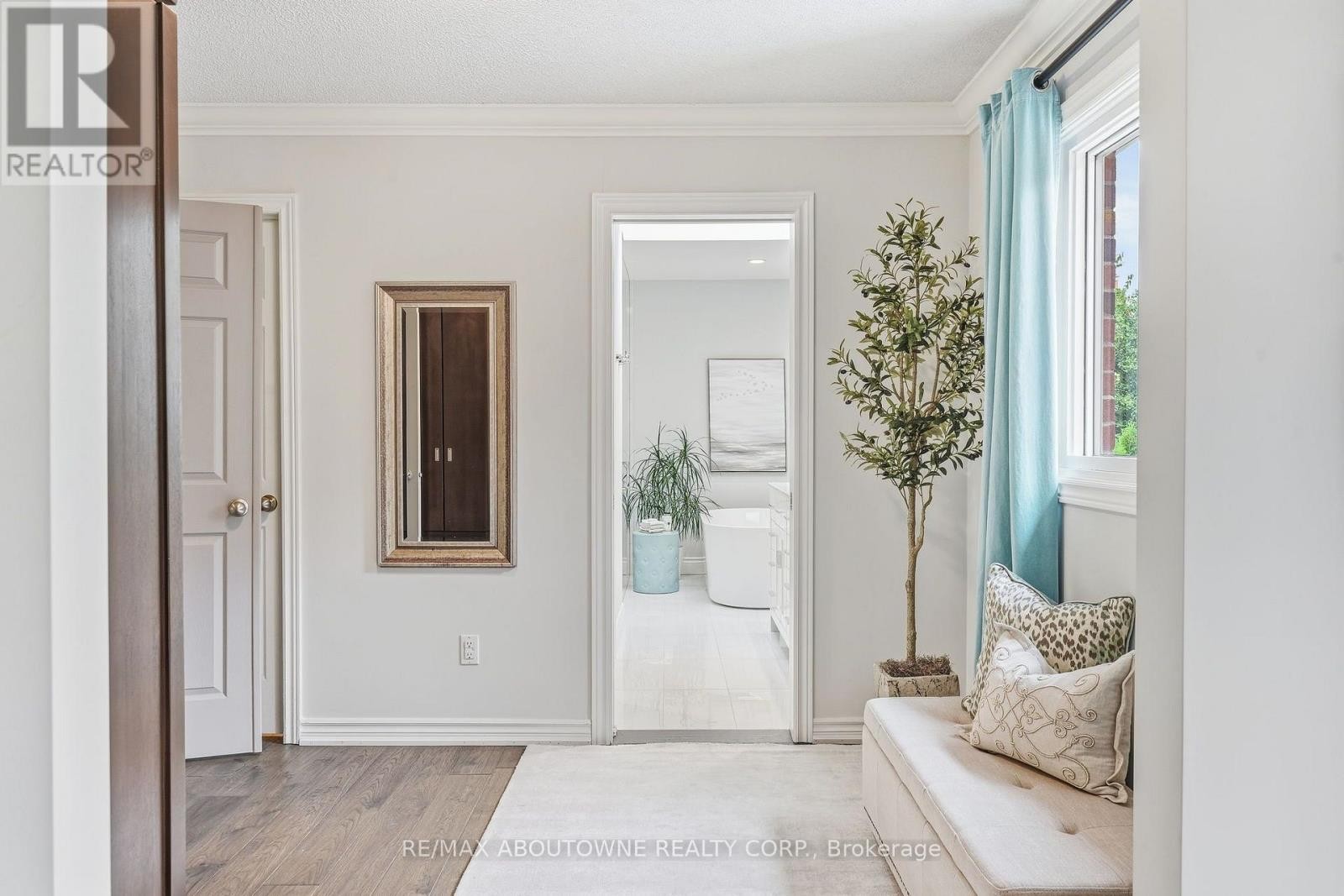 












2747 TEAK CRESCENT

,
Oakville (CV Clearview),




Ontario
L6J7M7

