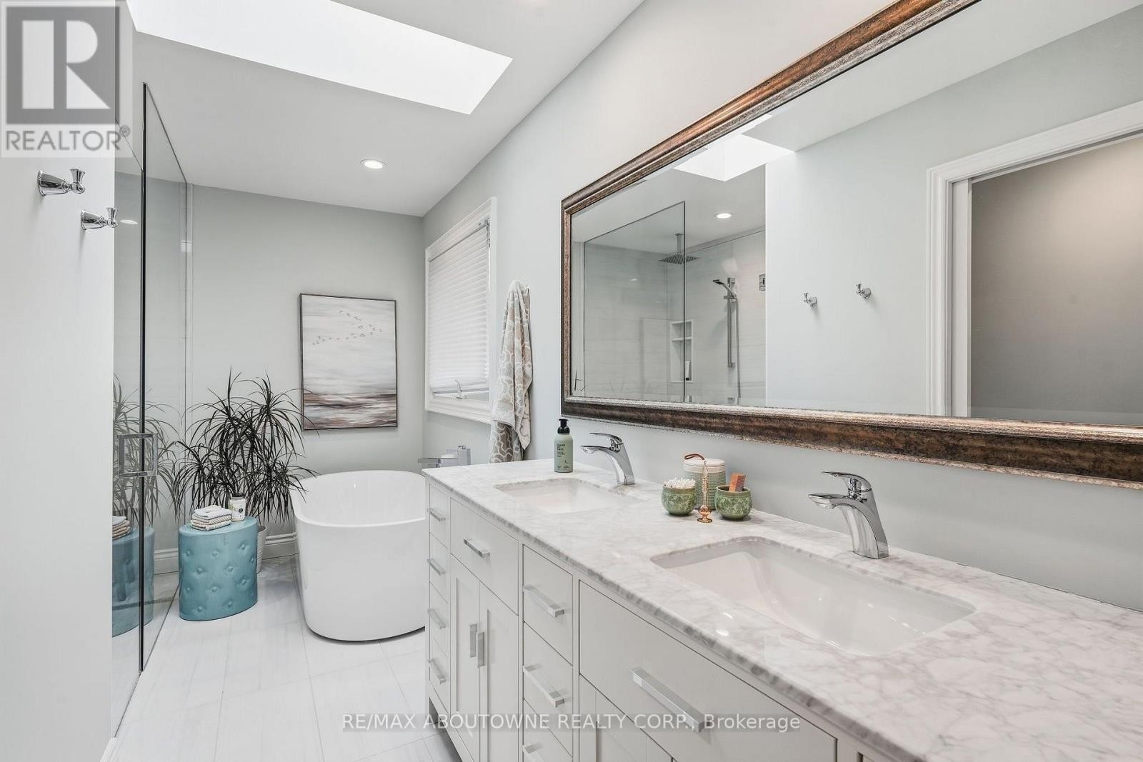 












2747 TEAK CRESCENT

,
Oakville (CV Clearview),




Ontario
L6J7M7

