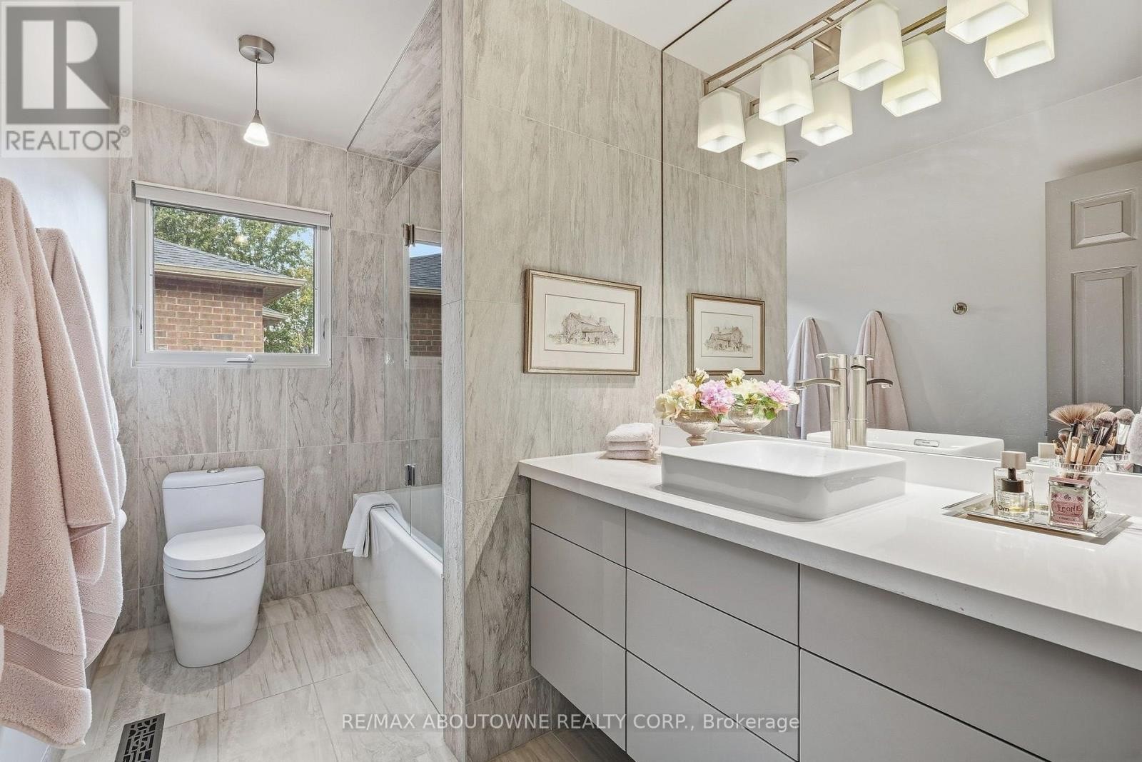 












2747 TEAK CRESCENT

,
Oakville (CV Clearview),




Ontario
L6J7M7

