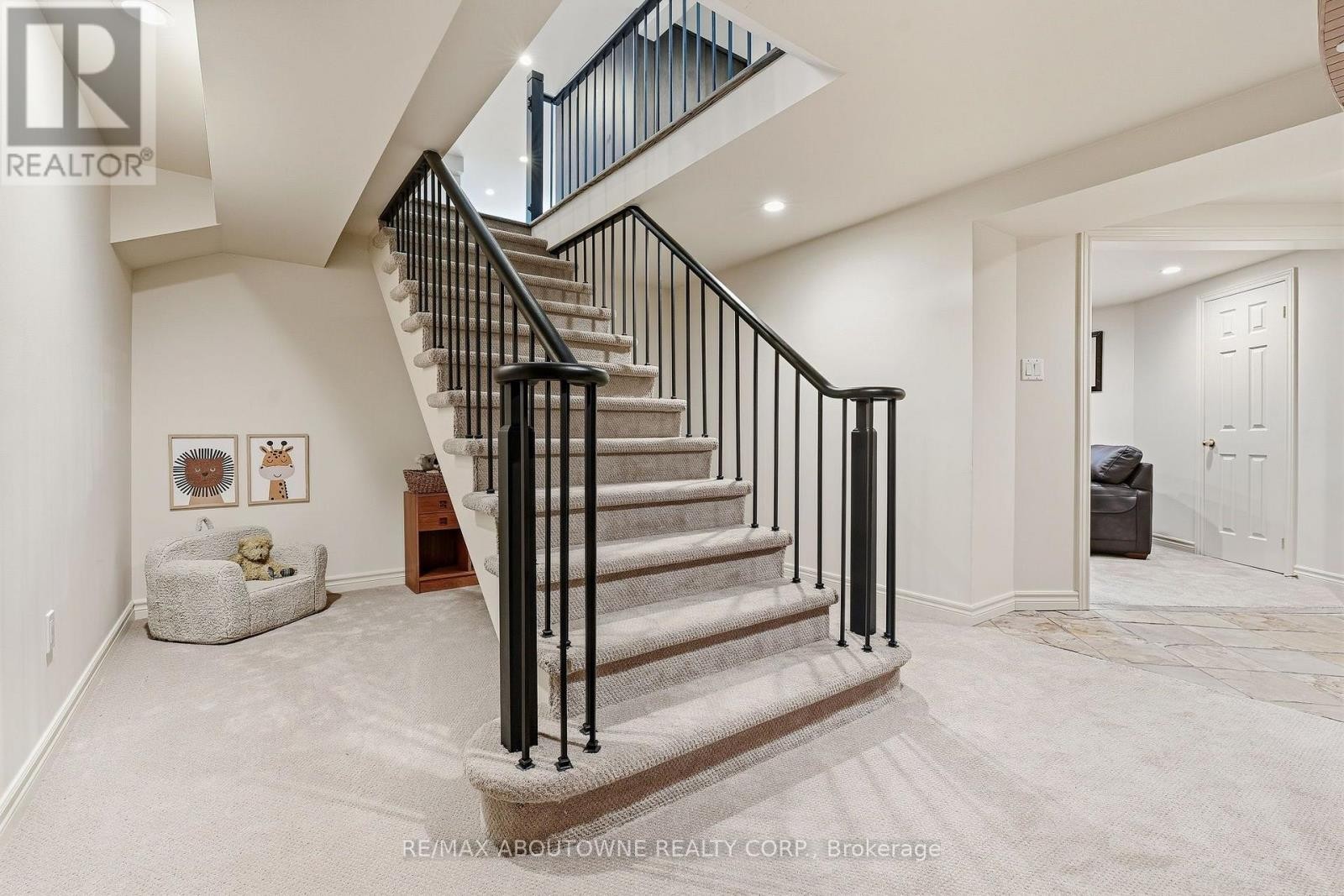 












2747 TEAK CRESCENT

,
Oakville (CV Clearview),




Ontario
L6J7M7

