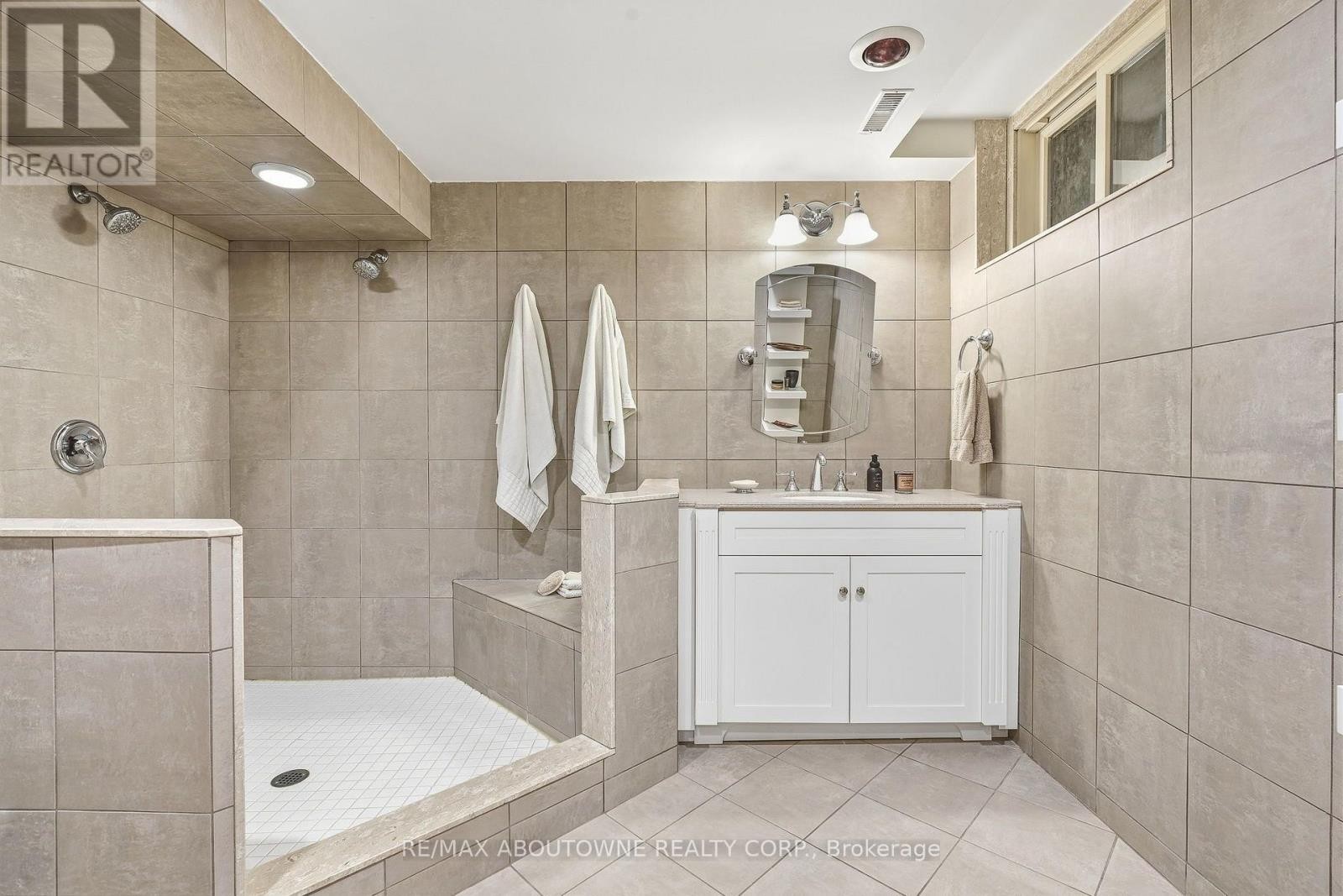 












2747 TEAK CRESCENT

,
Oakville (CV Clearview),




Ontario
L6J7M7

