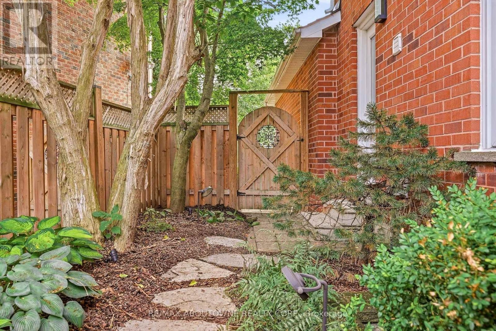 












2747 TEAK CRESCENT

,
Oakville (CV Clearview),




Ontario
L6J7M7


