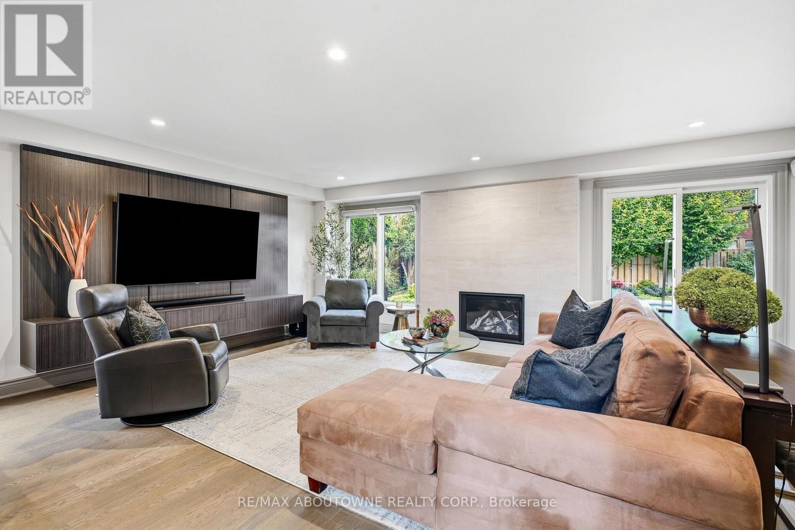 












2747 TEAK CRESCENT

,
Oakville (CV Clearview),




Ontario
L6J7M7

