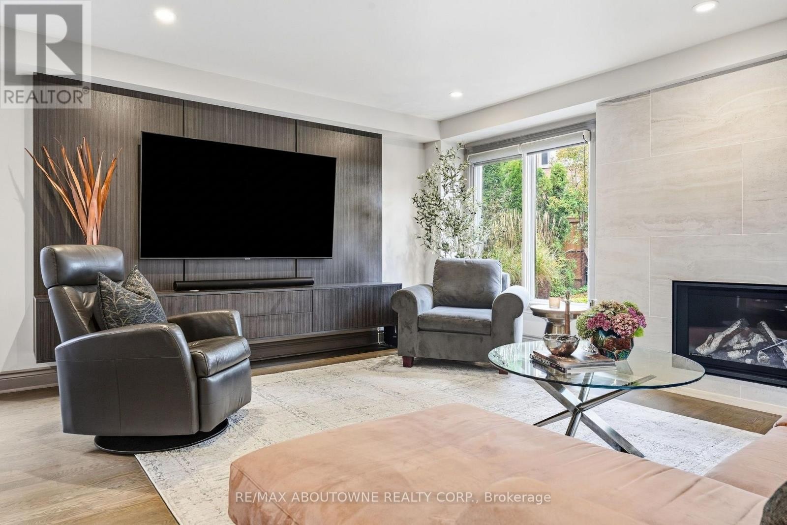 












2747 TEAK CRESCENT

,
Oakville (CV Clearview),




Ontario
L6J7M7

