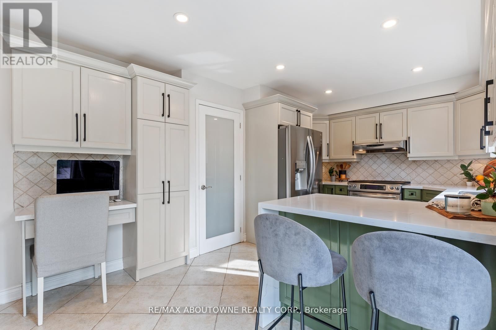 












467 HEDGEROW LANE

,
Oakville (WC Wedgewood Creek),




Ontario
L6H4V8

