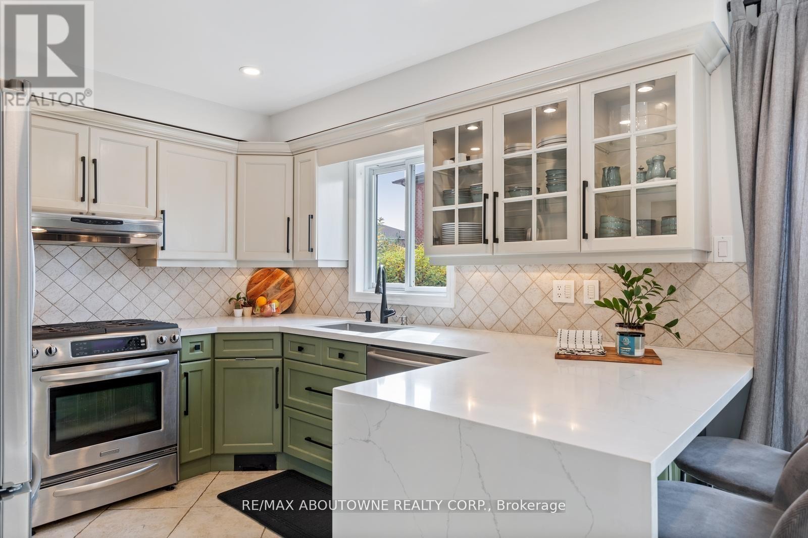 












467 HEDGEROW LANE

,
Oakville (WC Wedgewood Creek),




Ontario
L6H4V8

