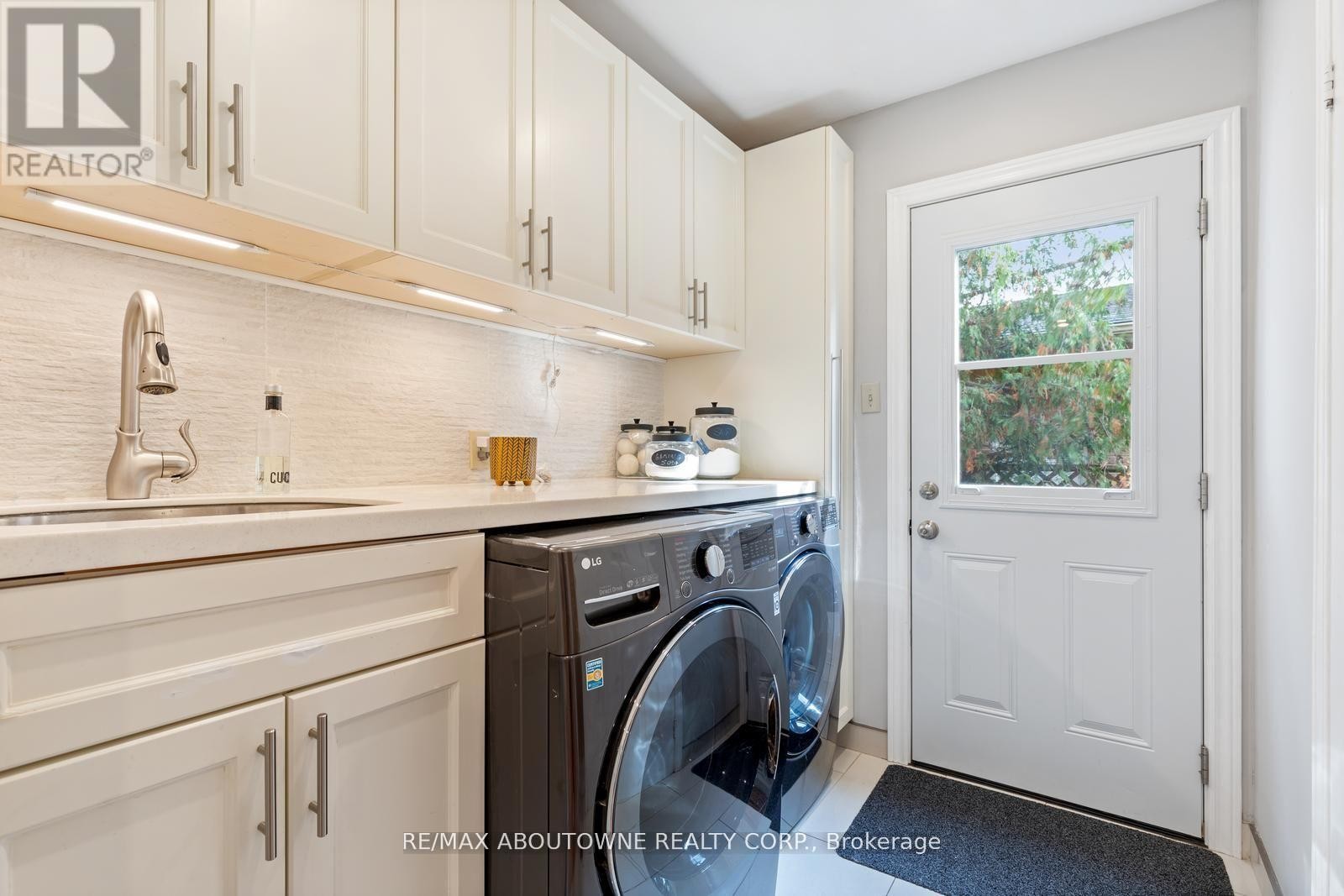 












467 HEDGEROW LANE

,
Oakville (WC Wedgewood Creek),




Ontario
L6H4V8

