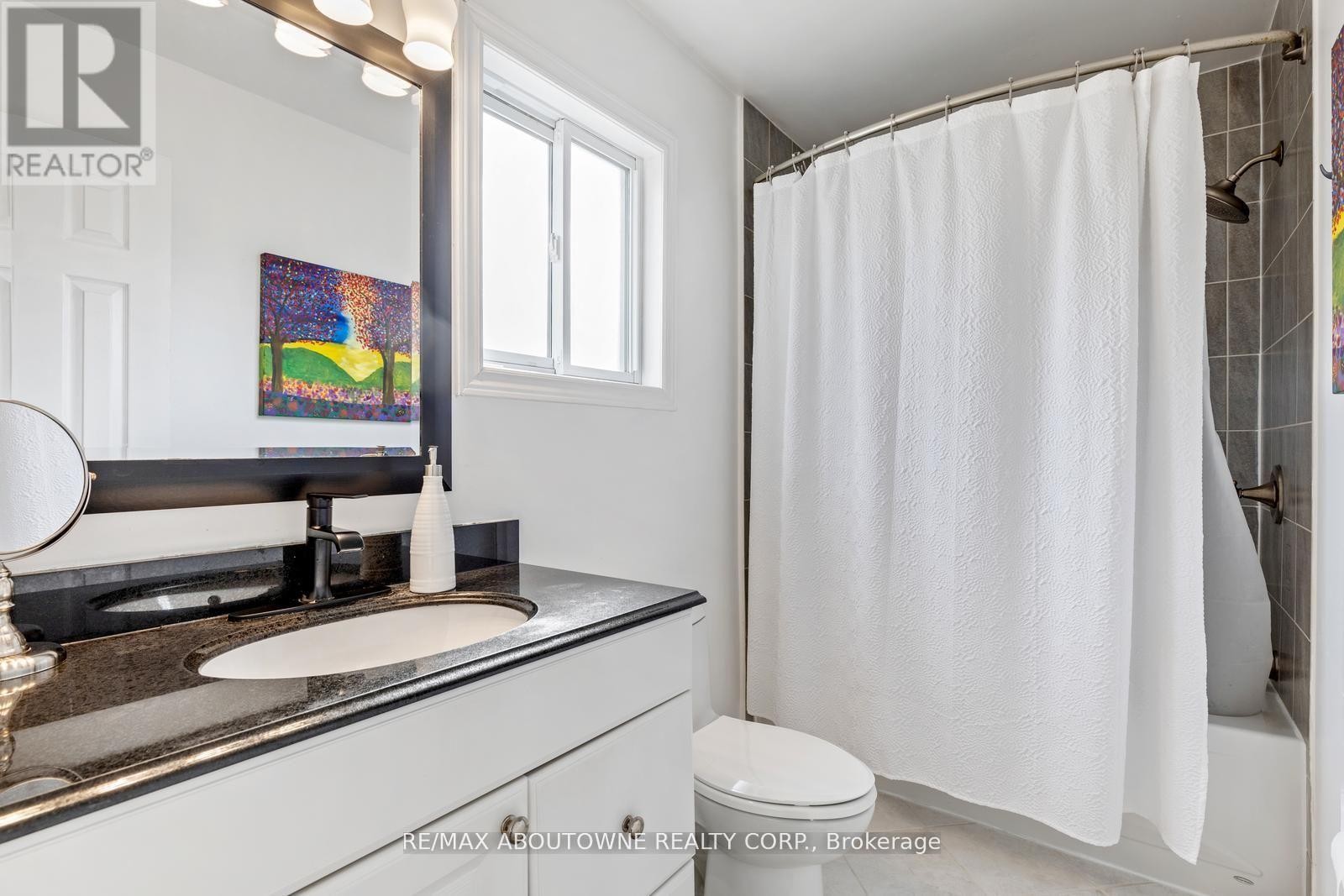 












467 HEDGEROW LANE

,
Oakville (WC Wedgewood Creek),




Ontario
L6H4V8

