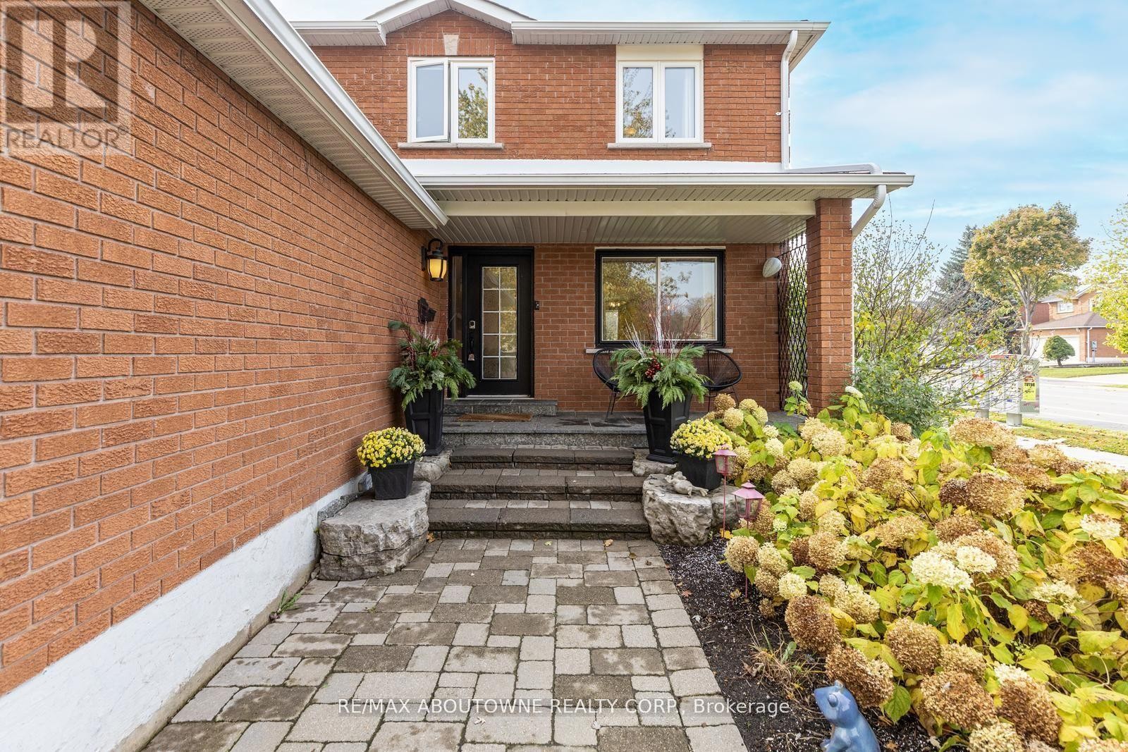 












467 HEDGEROW LANE

,
Oakville (WC Wedgewood Creek),




Ontario
L6H4V8

