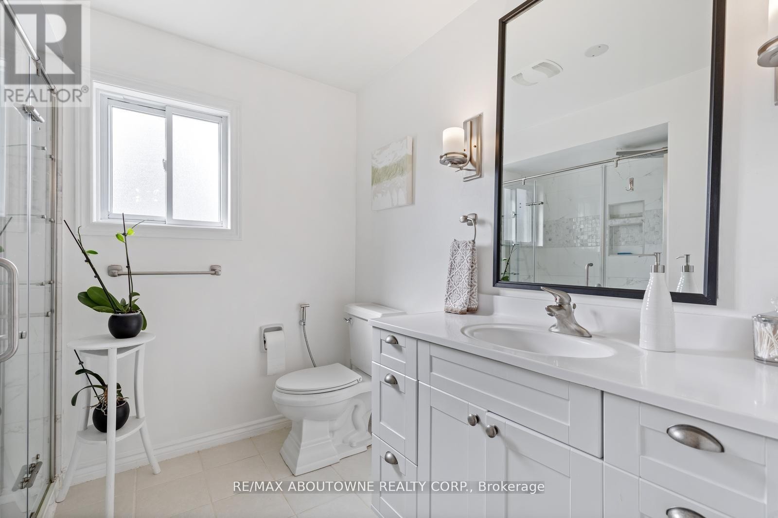 












467 HEDGEROW LANE

,
Oakville (WC Wedgewood Creek),




Ontario
L6H4V8

