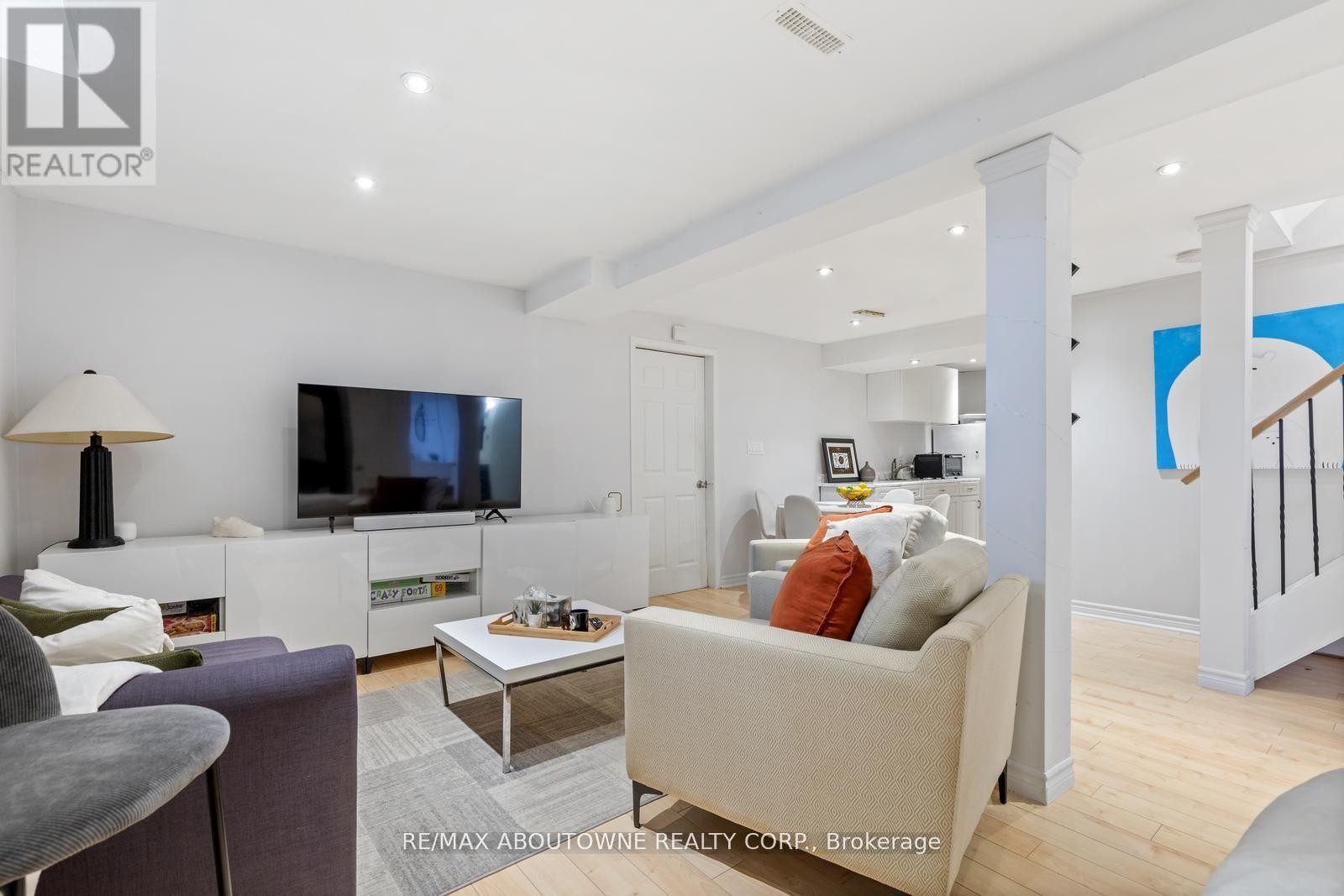 












467 HEDGEROW LANE

,
Oakville (WC Wedgewood Creek),




Ontario
L6H4V8


