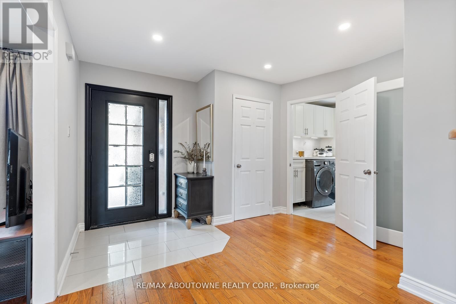












467 HEDGEROW LANE

,
Oakville (WC Wedgewood Creek),




Ontario
L6H4V8

