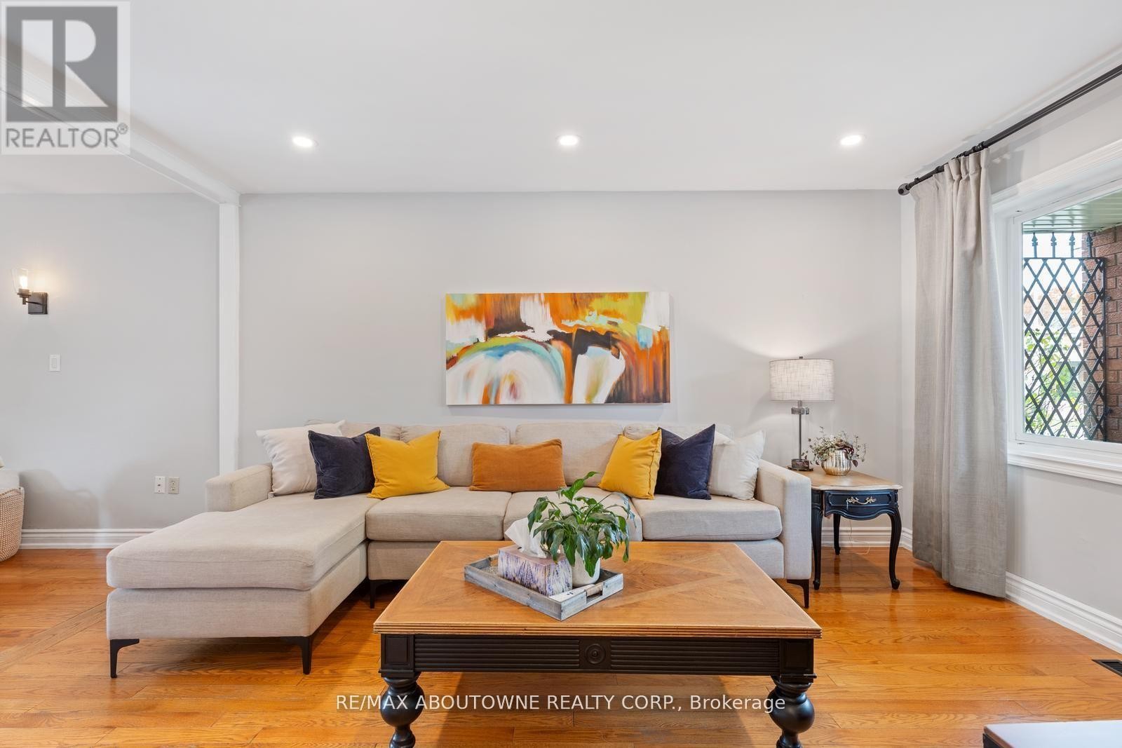 












467 HEDGEROW LANE

,
Oakville (WC Wedgewood Creek),




Ontario
L6H4V8

