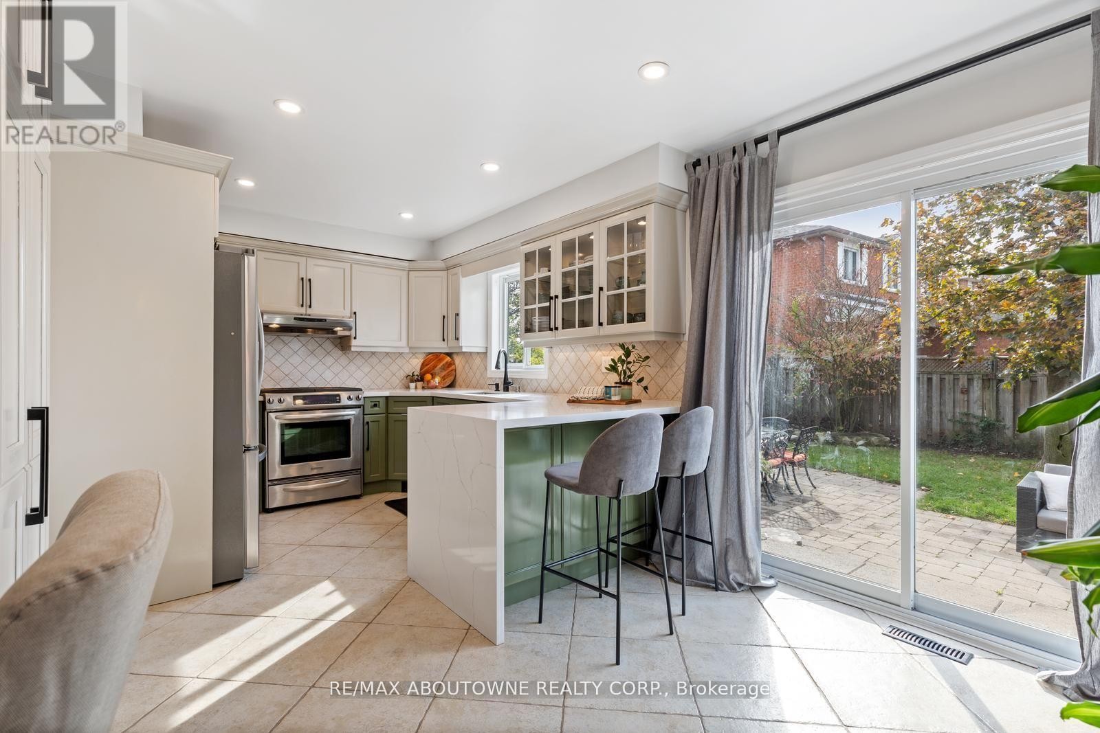 












467 HEDGEROW LANE

,
Oakville (WC Wedgewood Creek),




Ontario
L6H4V8

