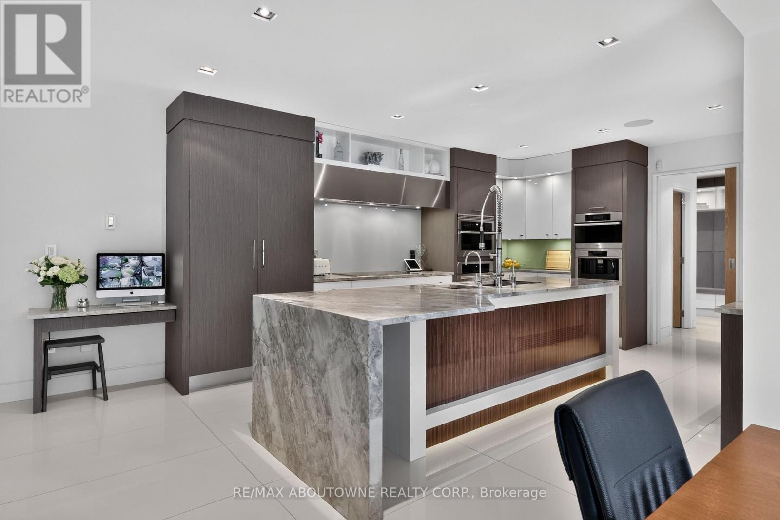 












2108 PORTWAY AVENUE

,
Mississauga (Sheridan),




Ontario
L5H3M7

