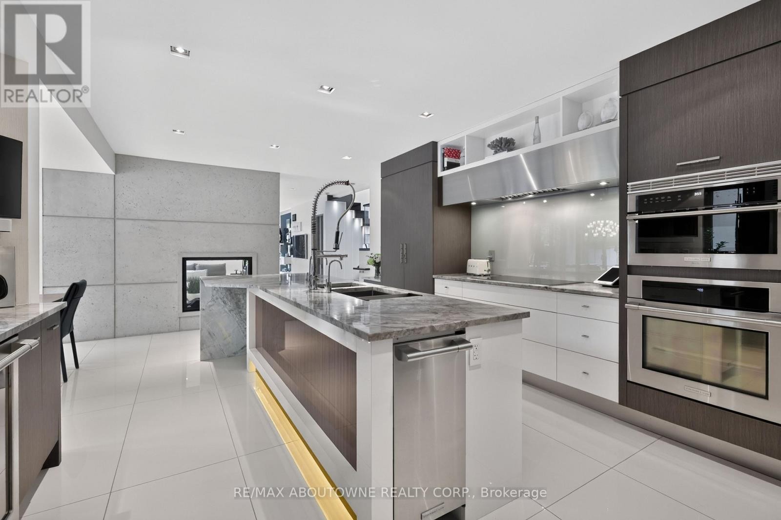 












2108 PORTWAY AVENUE

,
Mississauga (Sheridan),




Ontario
L5H3M7

