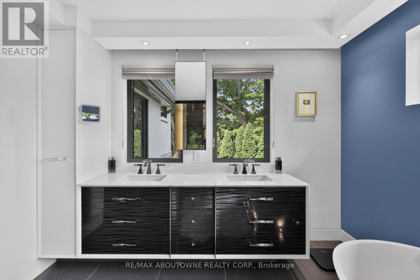 












2108 PORTWAY AVENUE

,
Mississauga (Sheridan),




Ontario
L5H3M7

